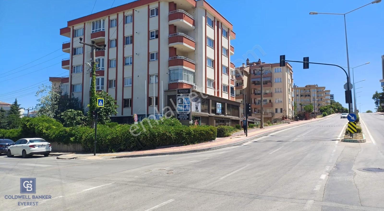 Fsm Bulvarı Altı Cumhuriyet Mh.eşyalı Kiralık 3+1 Daire