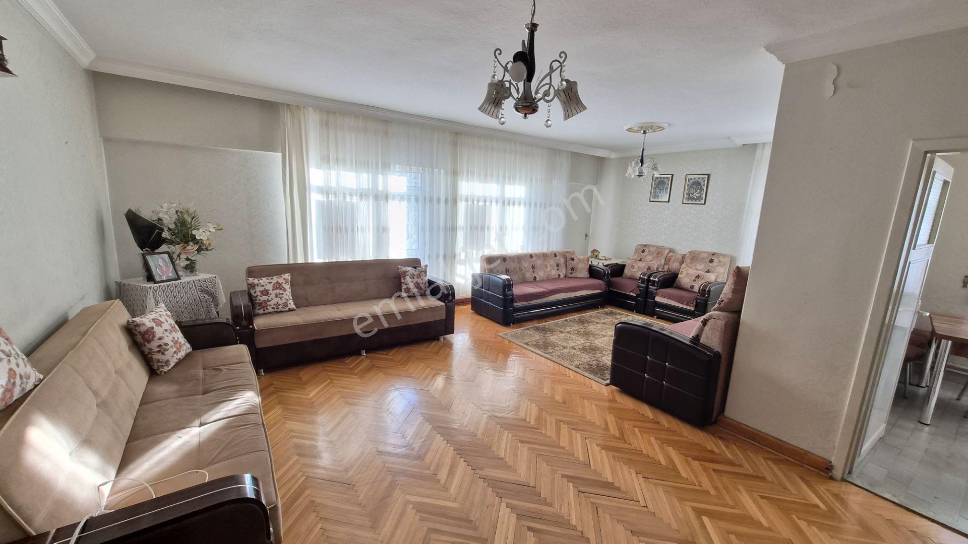 Abidin Paşada 160 Metre 3. Katta 3+1 Satılık Daire Salon Bağımsızdır - Görsel 2