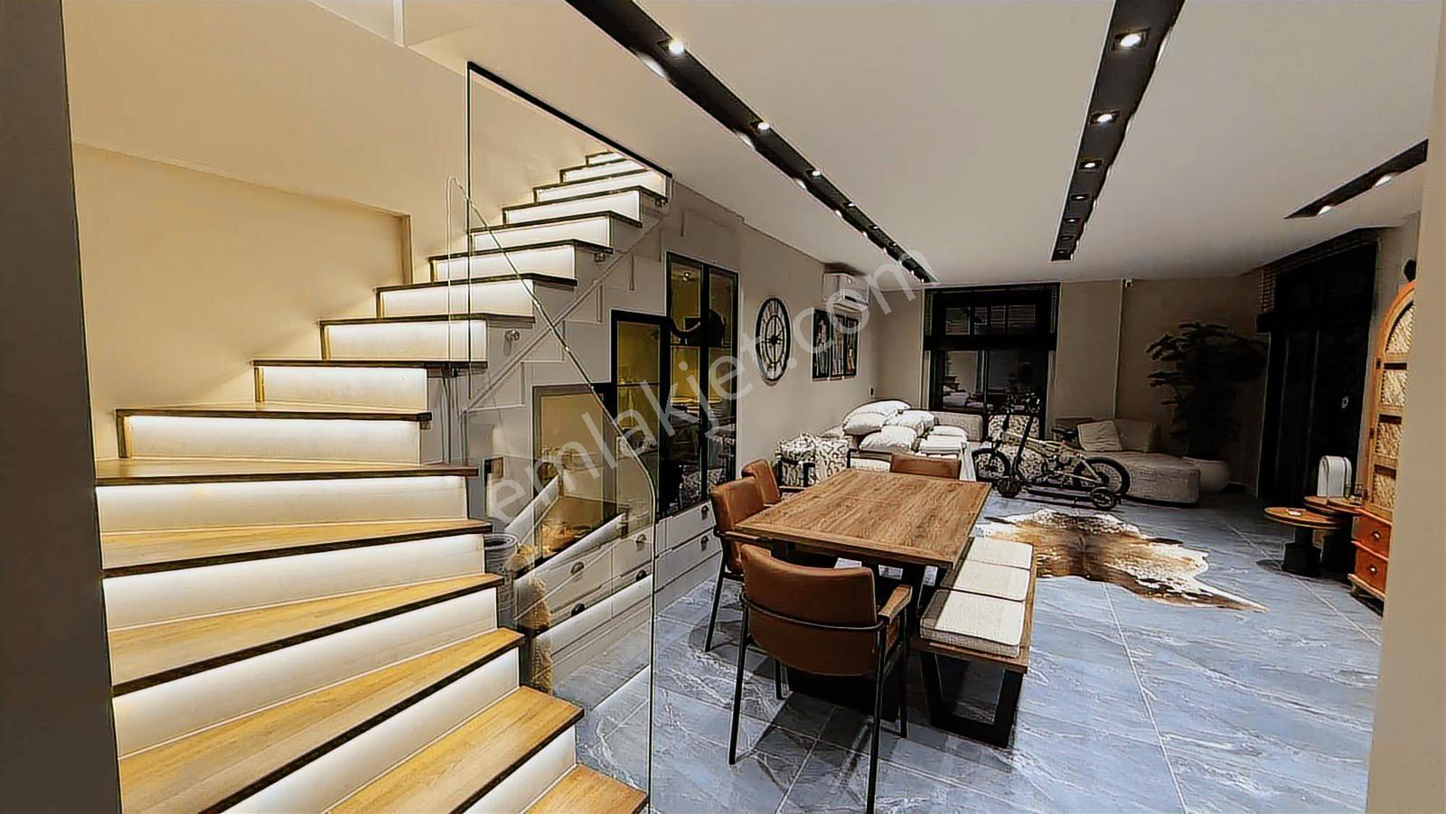 Güzelbahçe Yelki Merkez'de Kiralık 4+1 Tripleks Villa