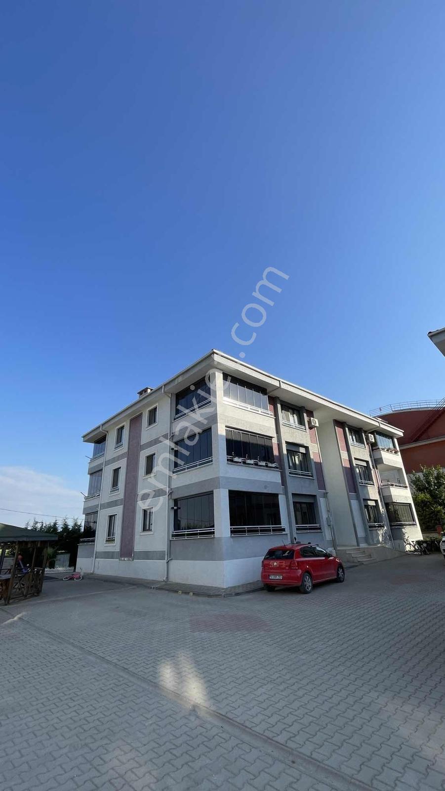 Ulucan'dan Kozluca'da Akpınar Cadesi Kiralık Site İçi 3+1 Daire