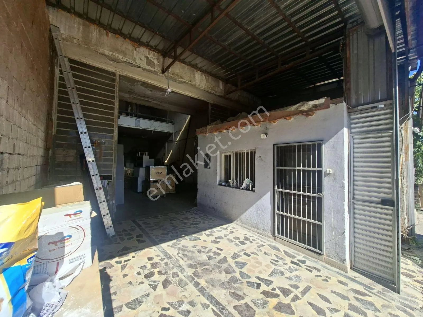 Sanayi Sitesinde Satılık Önü Acık 240 M² Dükkan