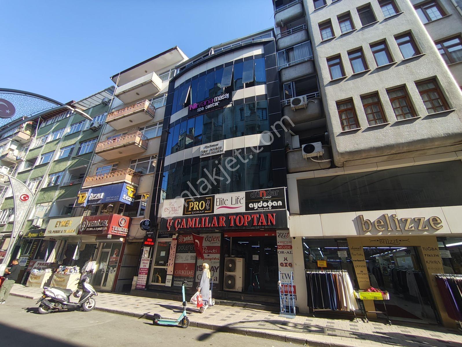 İzmit İstiklal Caddesinde Takasa Açık Satılık Kiracılı Dükkan