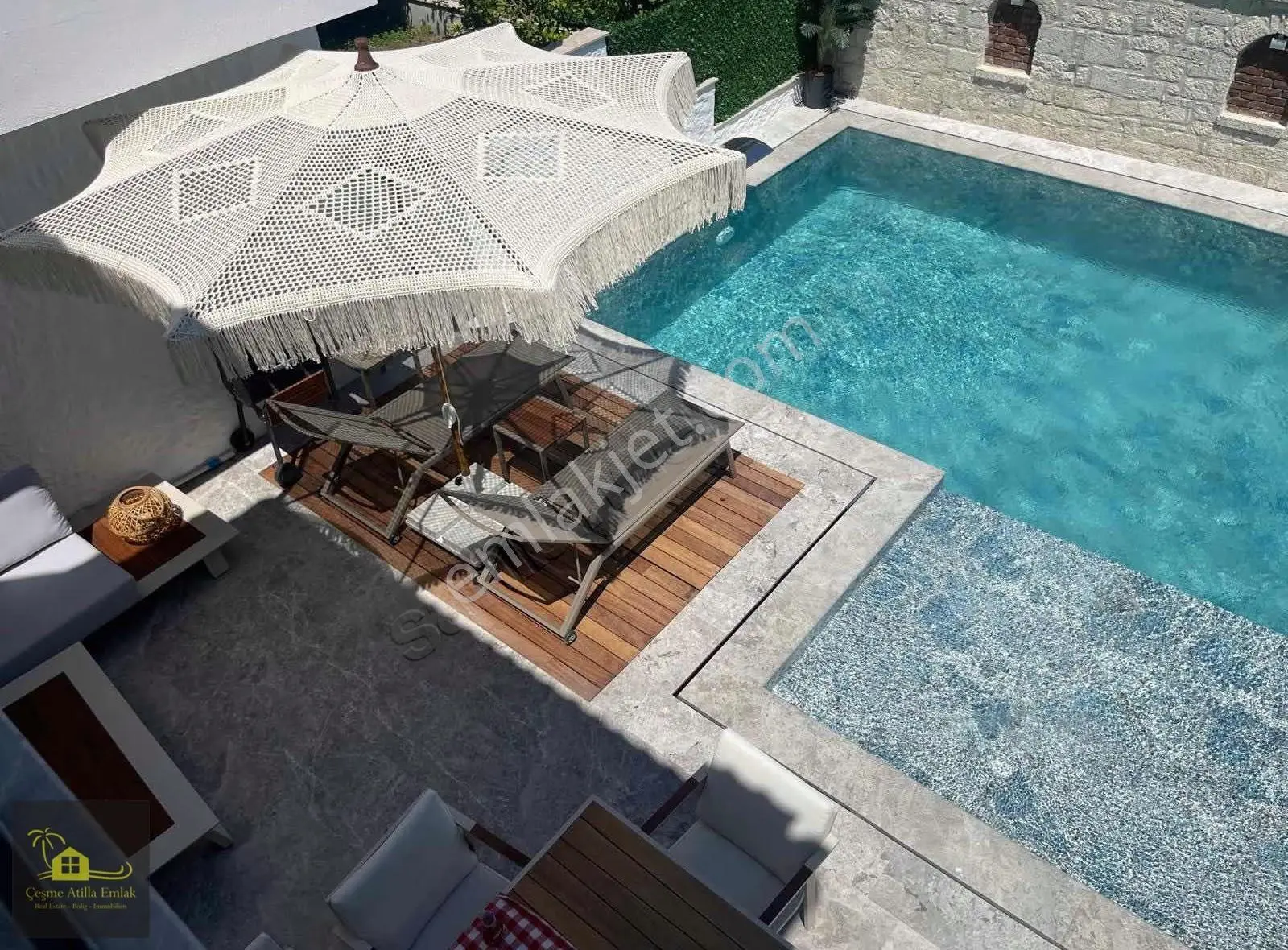 Alaçatı Çamlık'ta Müstakil Havuzlu Kiralık Villa