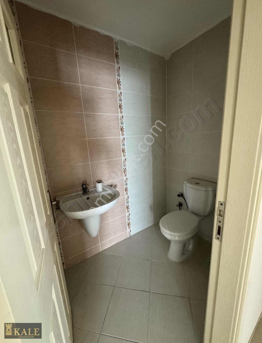 Kale'den Şehrin Merkezi'nde Ara Kat 4+1 Kiralık