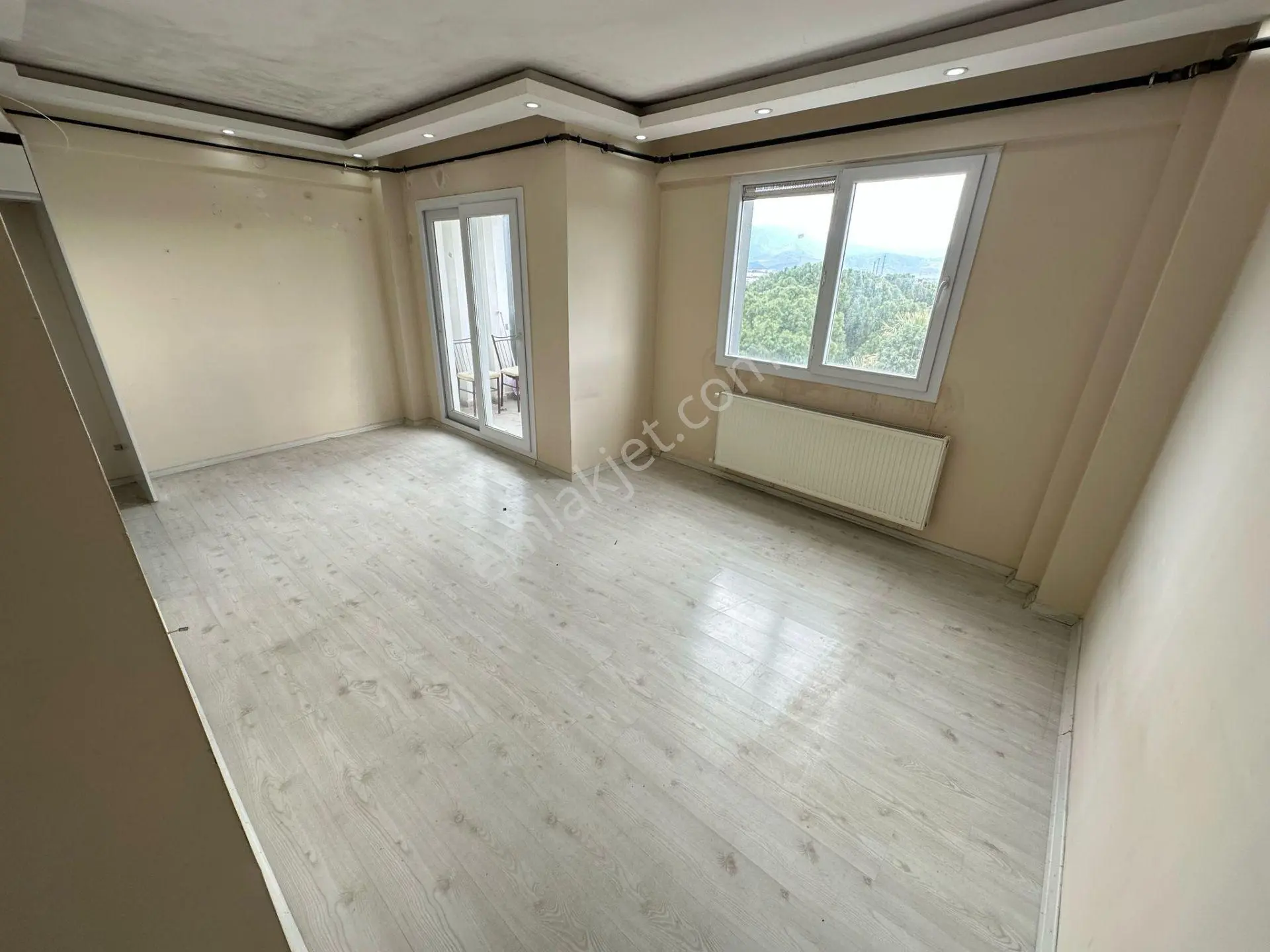 Zeki Emlak'tan Muradiye'de Cadde Üzeri Kiralık 1+1 Daire - Görsel 2