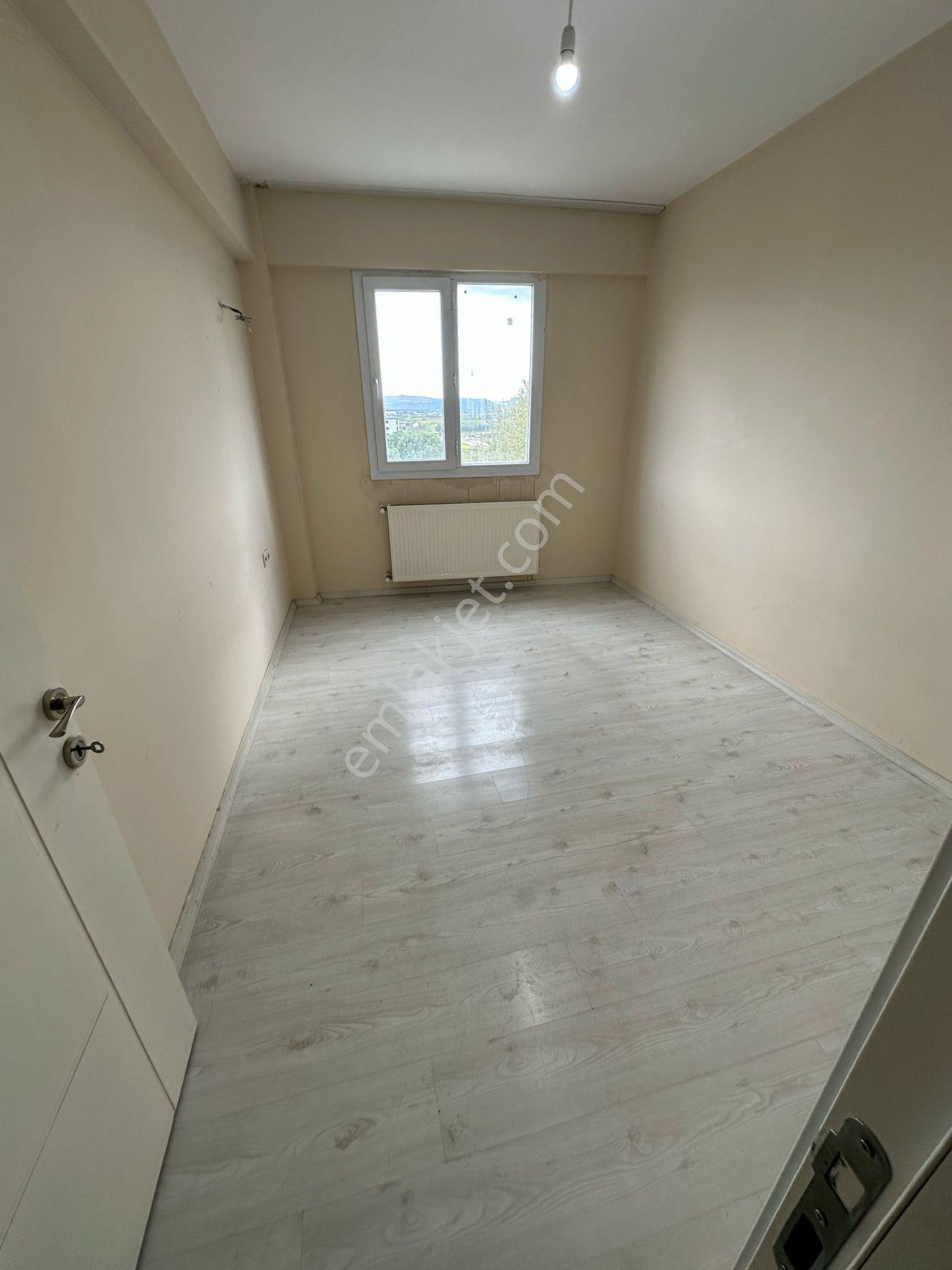 Zeki Emlak'tan Muradiye'de Cadde Üzeri Kiralık 1+1 Daire - Görsel 10