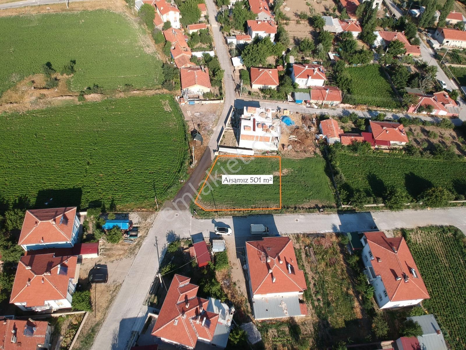 İlbey // Şuhut "zafer" Mahallesinde Satılık 501 M ² Köşe Arsa