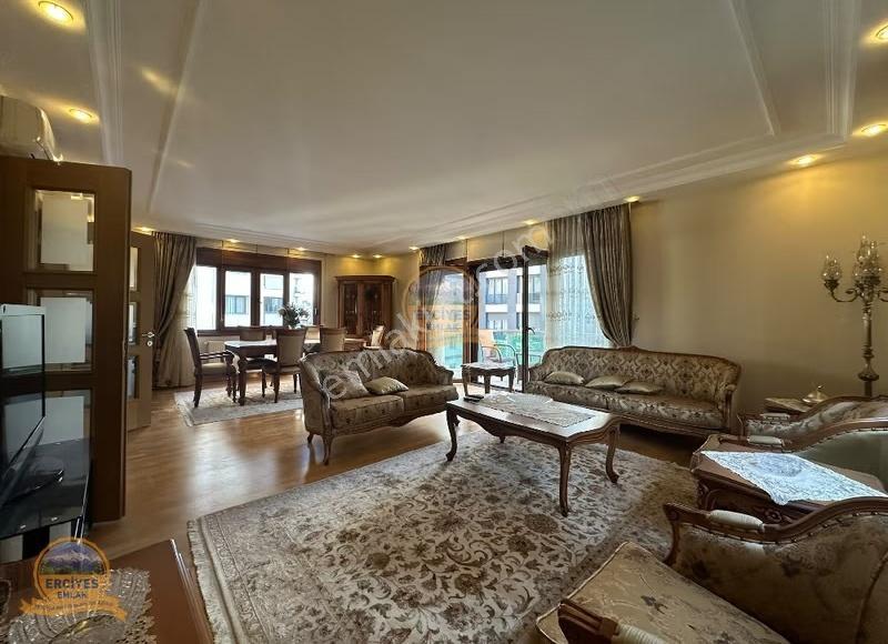 Erciyes'den Erenköy'de 4+1 180 M² Minibüs Cad.ve Marmaray Arası