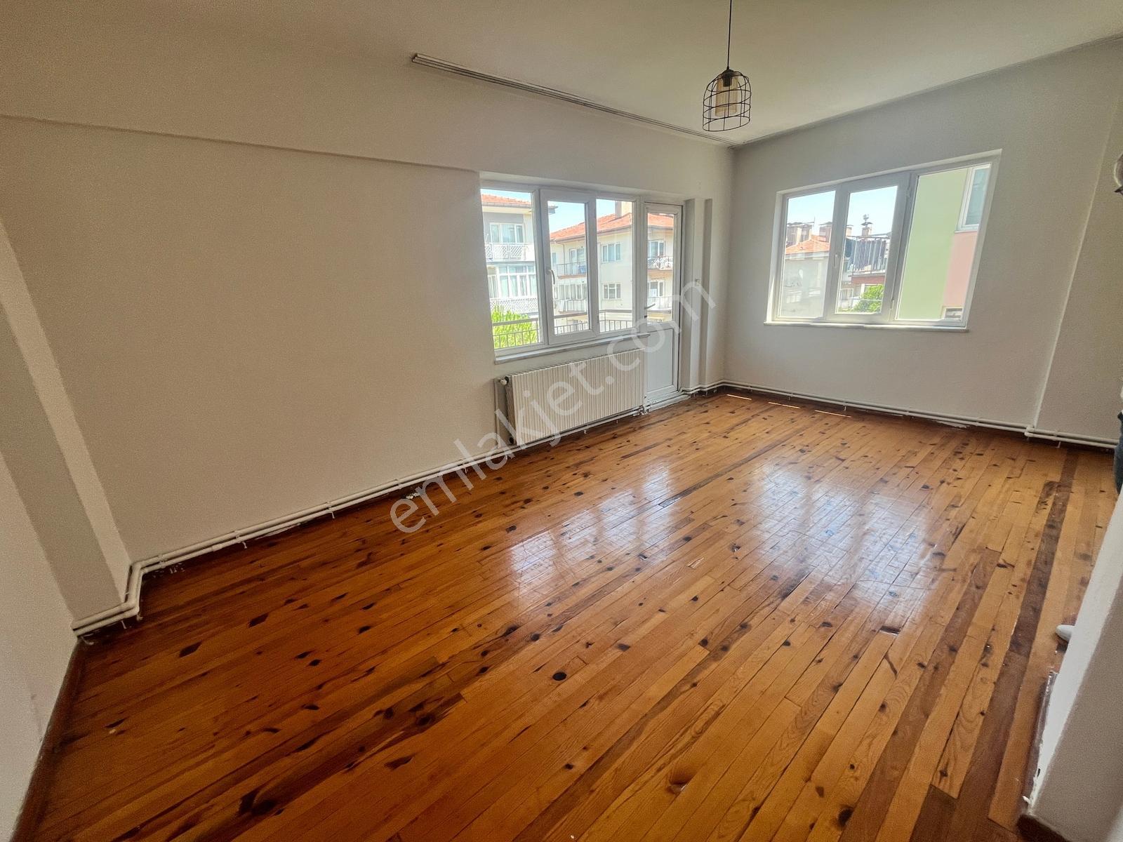 Ulus Caddesinde Kiralık Geniş 2+1 Arakat Daire - Görsel 6