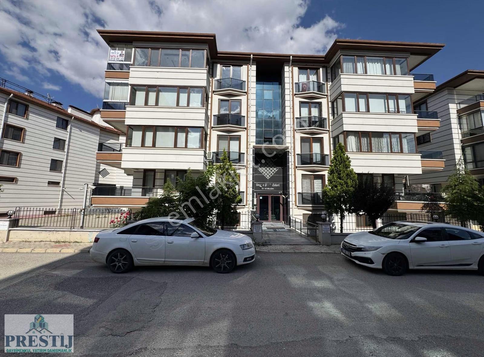 4+1 Asansörlü Köşe Konumlu Site İçinde Satılık Daire