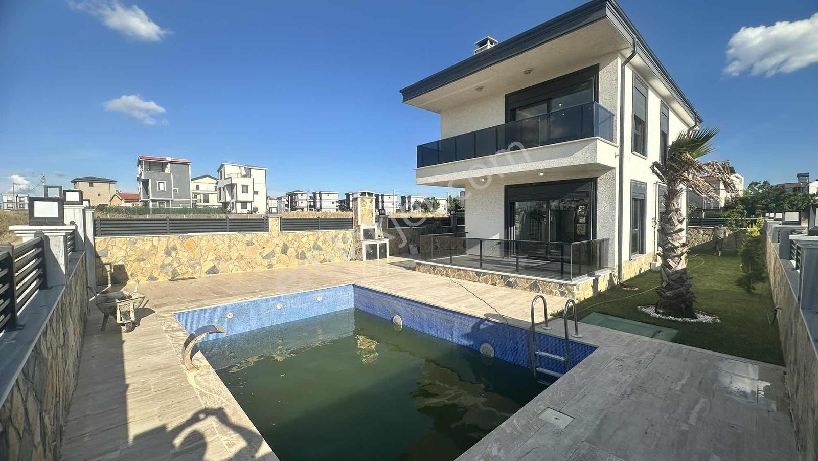 ^koyuncu Gyrm^yeniçiftlikte Havuzlu Müstakil Ultra Lüx 4+1 Villa