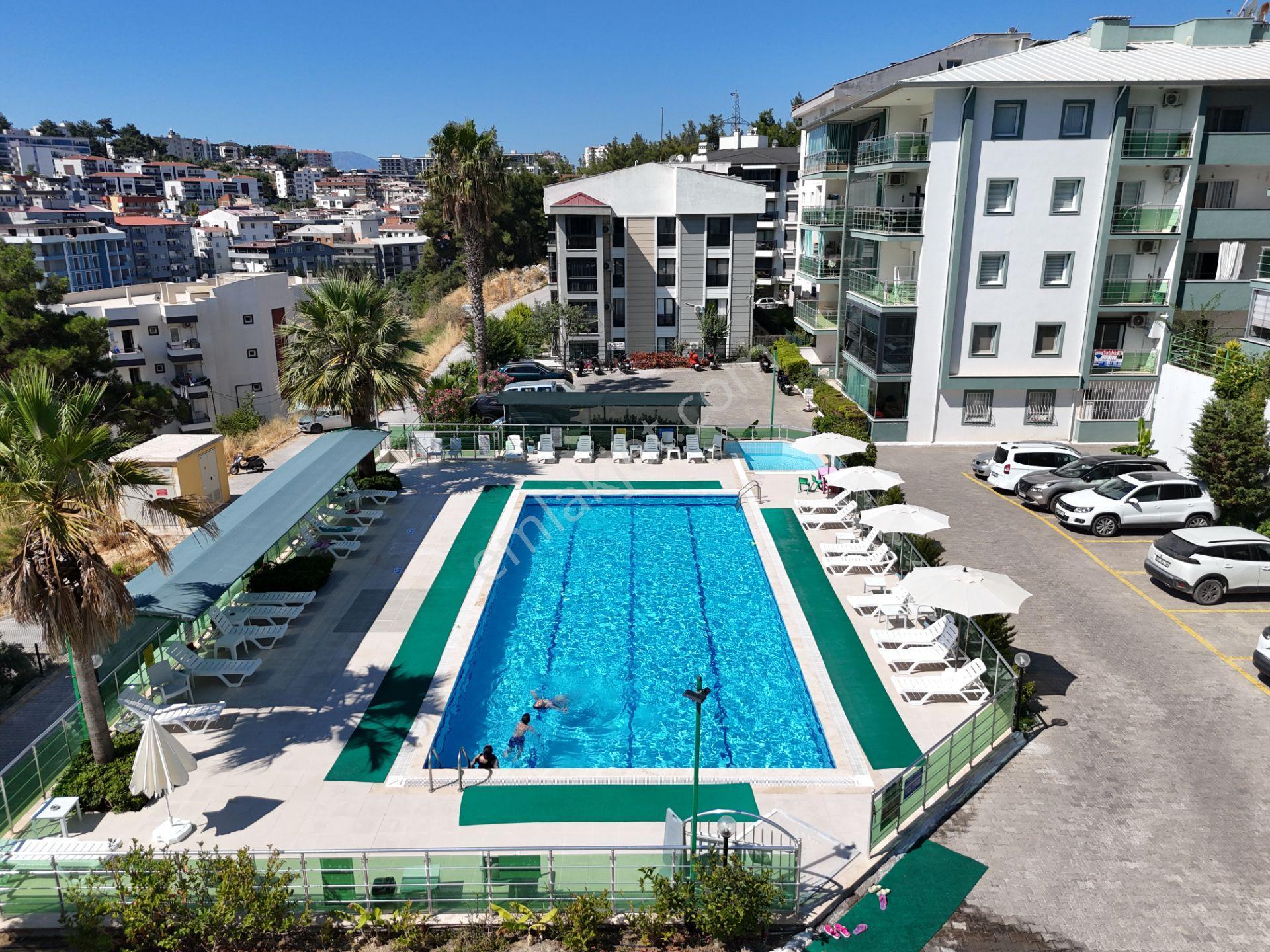 Kuşadası Ege Mahallesi'nde Havuzlu Sıtede Geniş Ve Ferah Satılık 3+1 Daire - Görsel 15