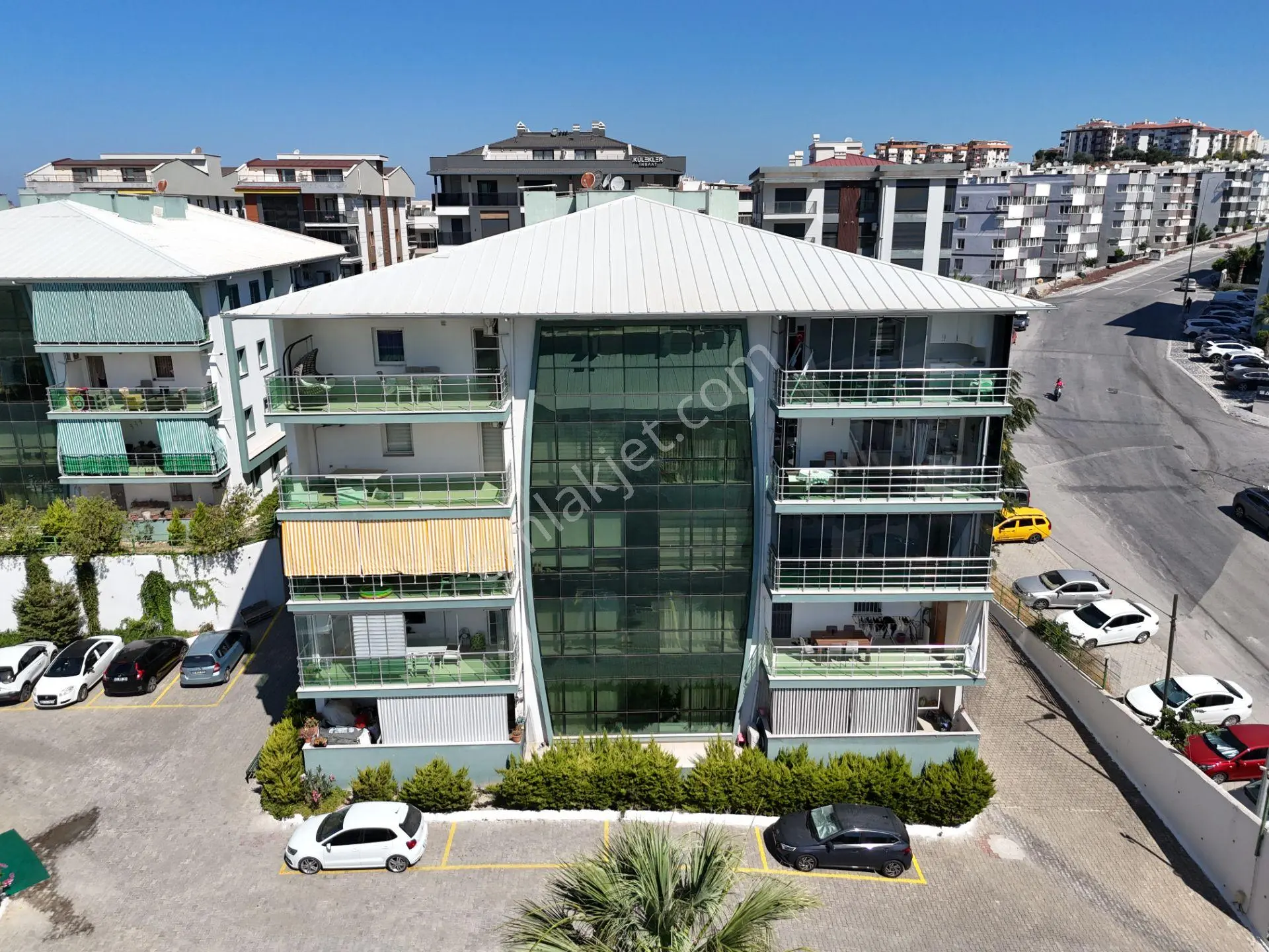 Kuşadası Ege Mahallesi'nde Havuzlu Sıtede Geniş Ve Ferah Satılık 3+1 Daire