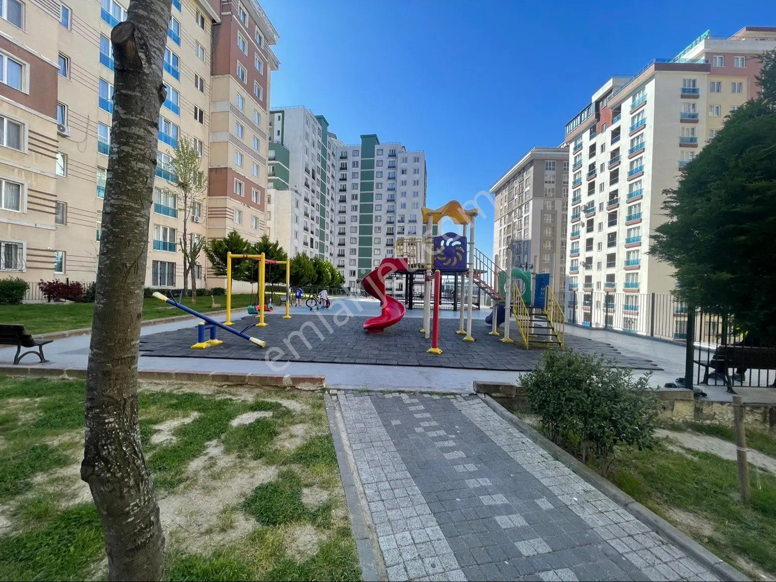 Fiyat Düştü Acil! Metrobüse Yürüme Mesafesinde Aile Sitesi 3+1