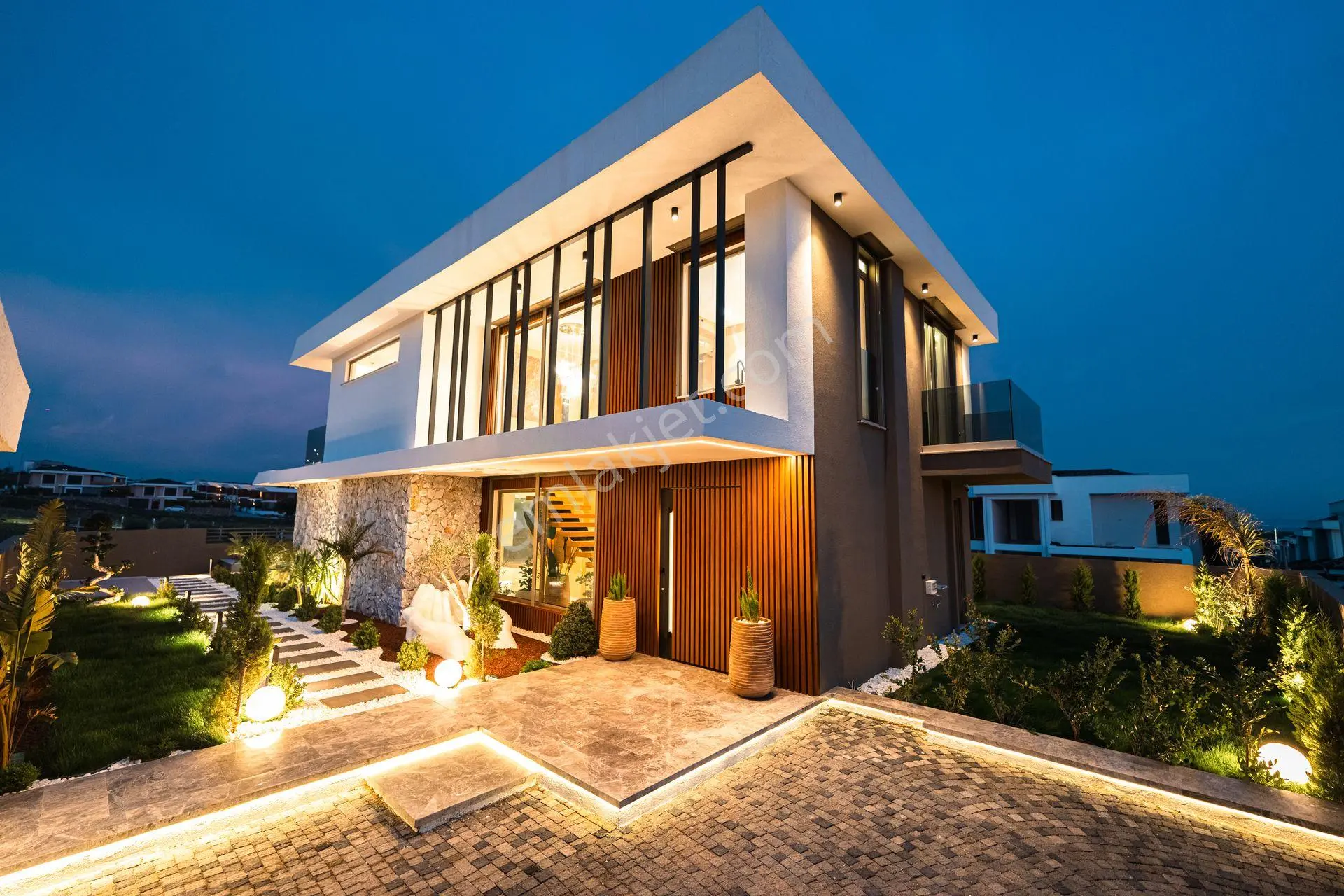 Didimde Deniz Manzaralı Emsalsiz Tasarım Lüks Villa / Lum