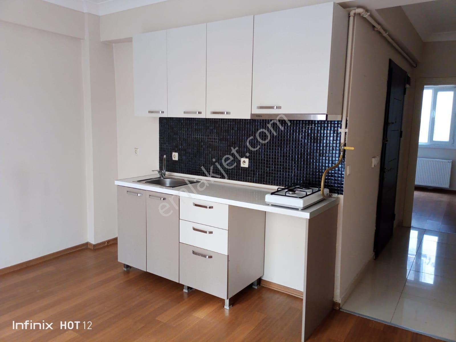 Moda Da Sivastopol Sok Masrafsız 10 Yaşında Binada Arakat 1+1 Kombili Kiralık Daire