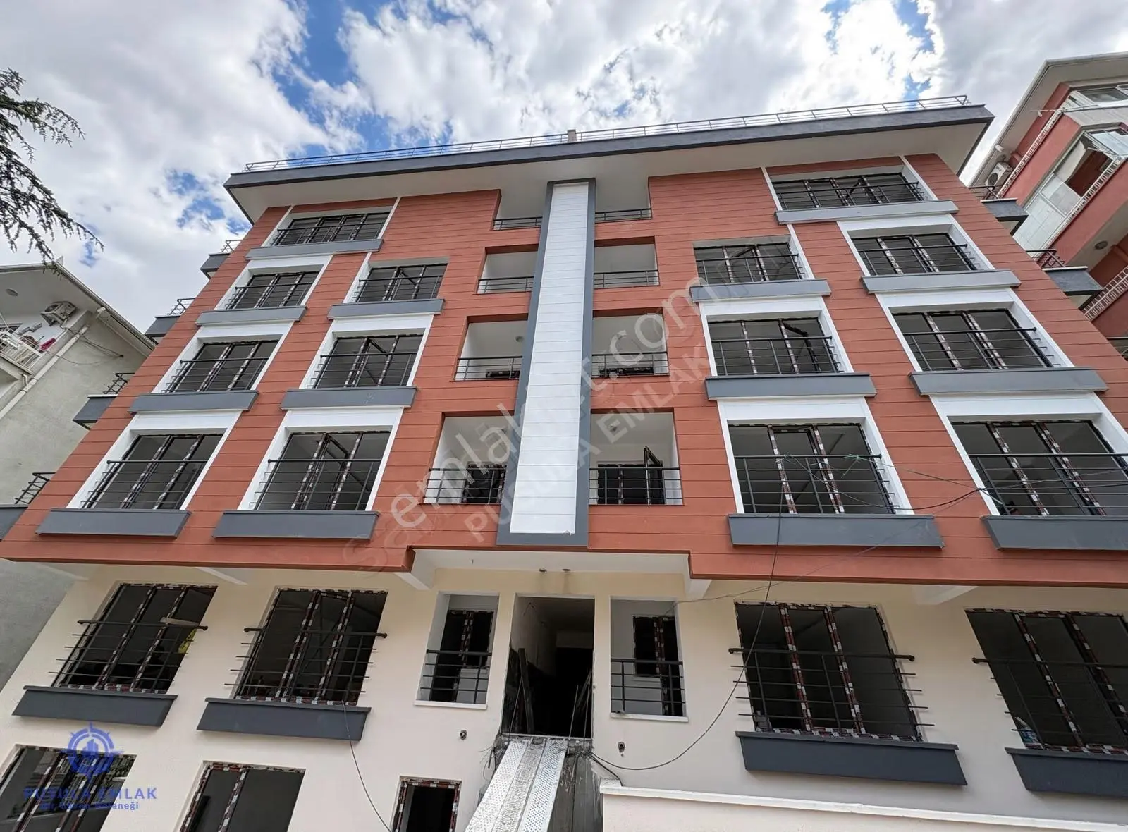 Ｐｕｓｕｌａ 'ｄａｎ 1. Kat Konumunda Caddeye Çok Yakın Sıfır 3+1 Daire