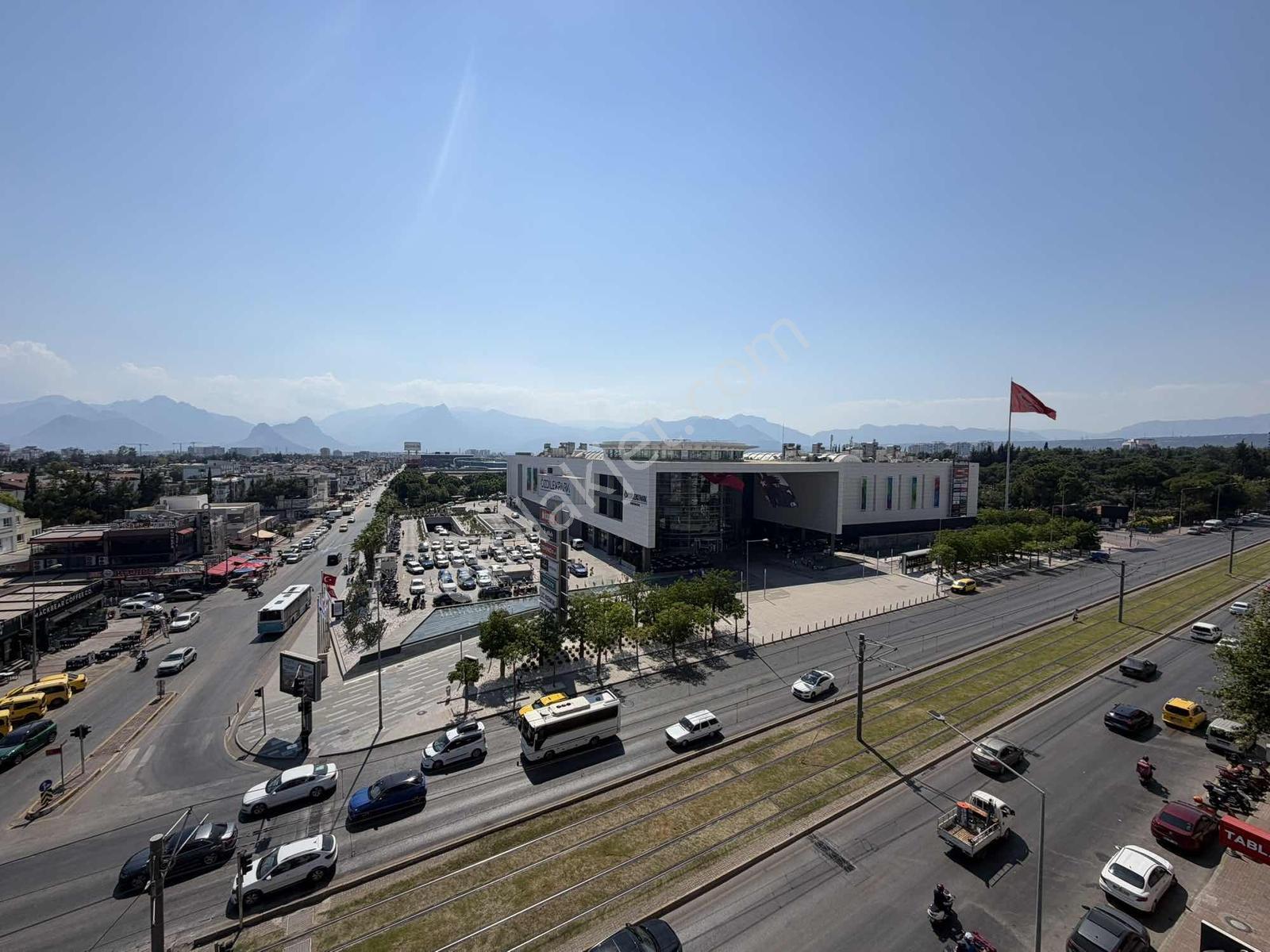 Özdilek Karşısında Tramvay Önü 3+1 Katta Dairemiz Satılıktır
