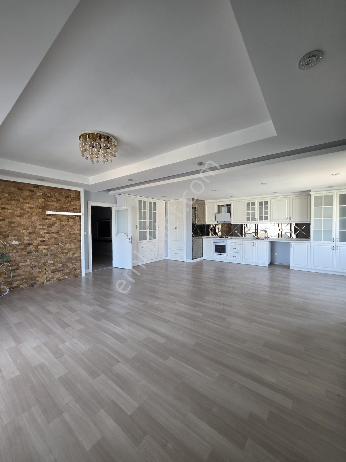 Erdemli Merkezde Deniz Manzaralı Lüks 4+1 Satılık Daire