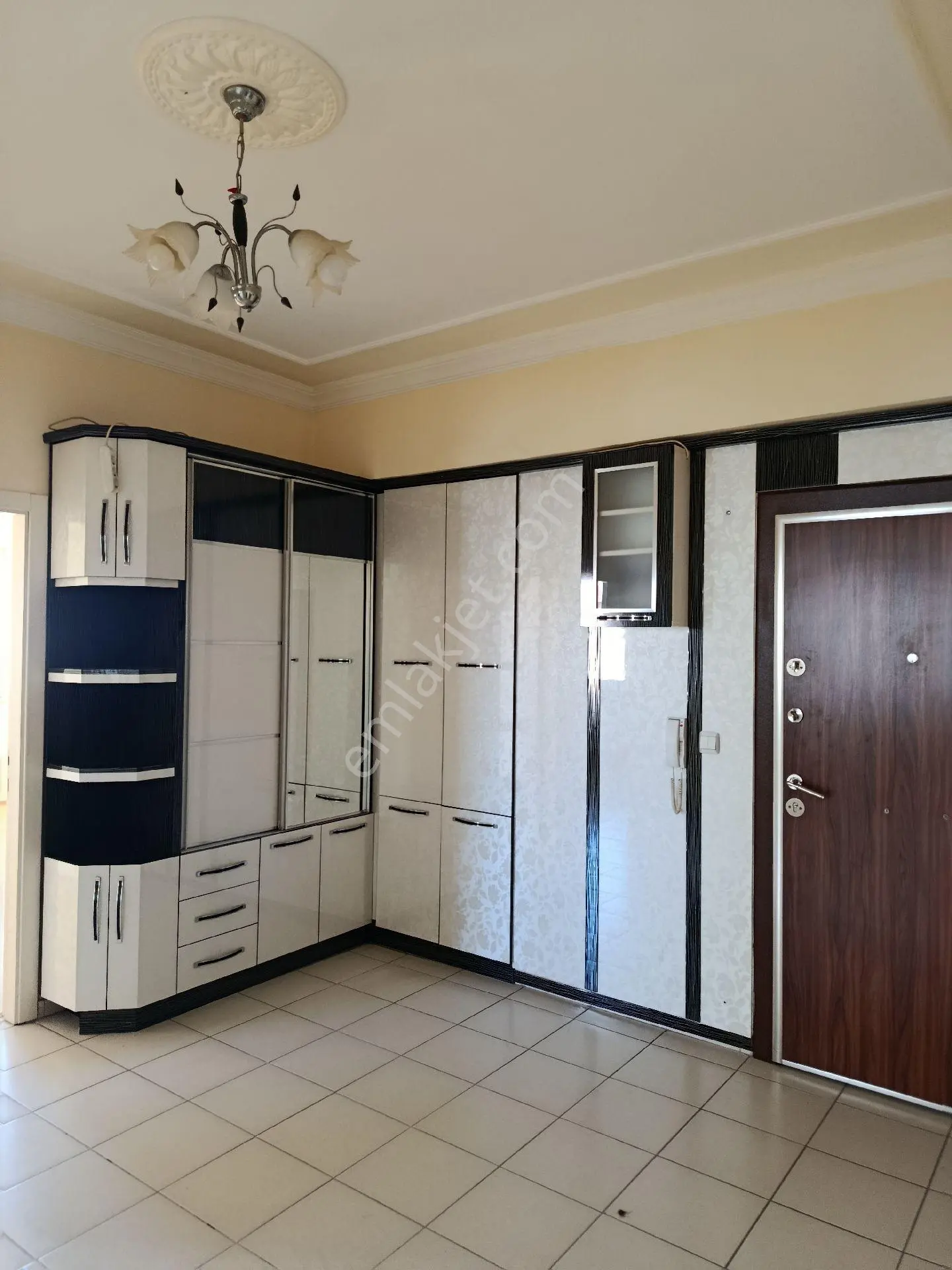 Zümrüt Mahallesinde 3+1 Kiralık Daire - Görsel 7
