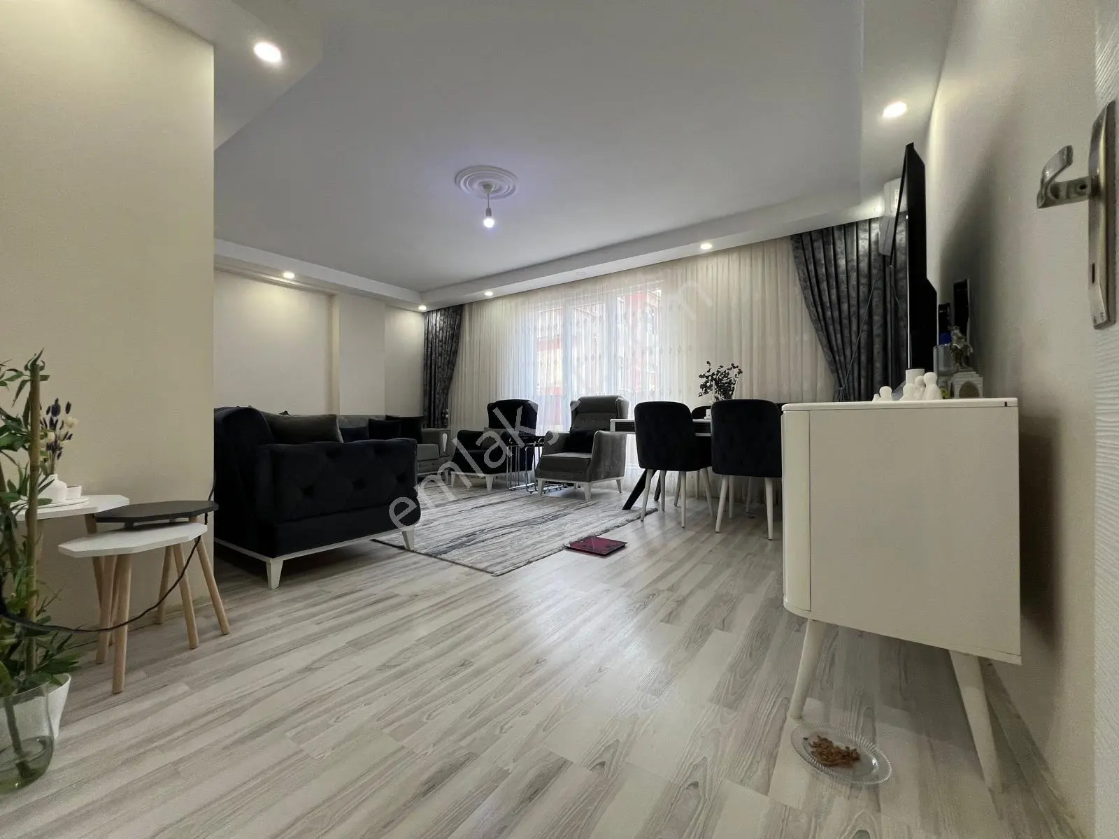 Yenibosna Zafer Mahallesinde Satılık 3+2 Dubleks Daire 5 Yaşında Tek Daire Üzerine