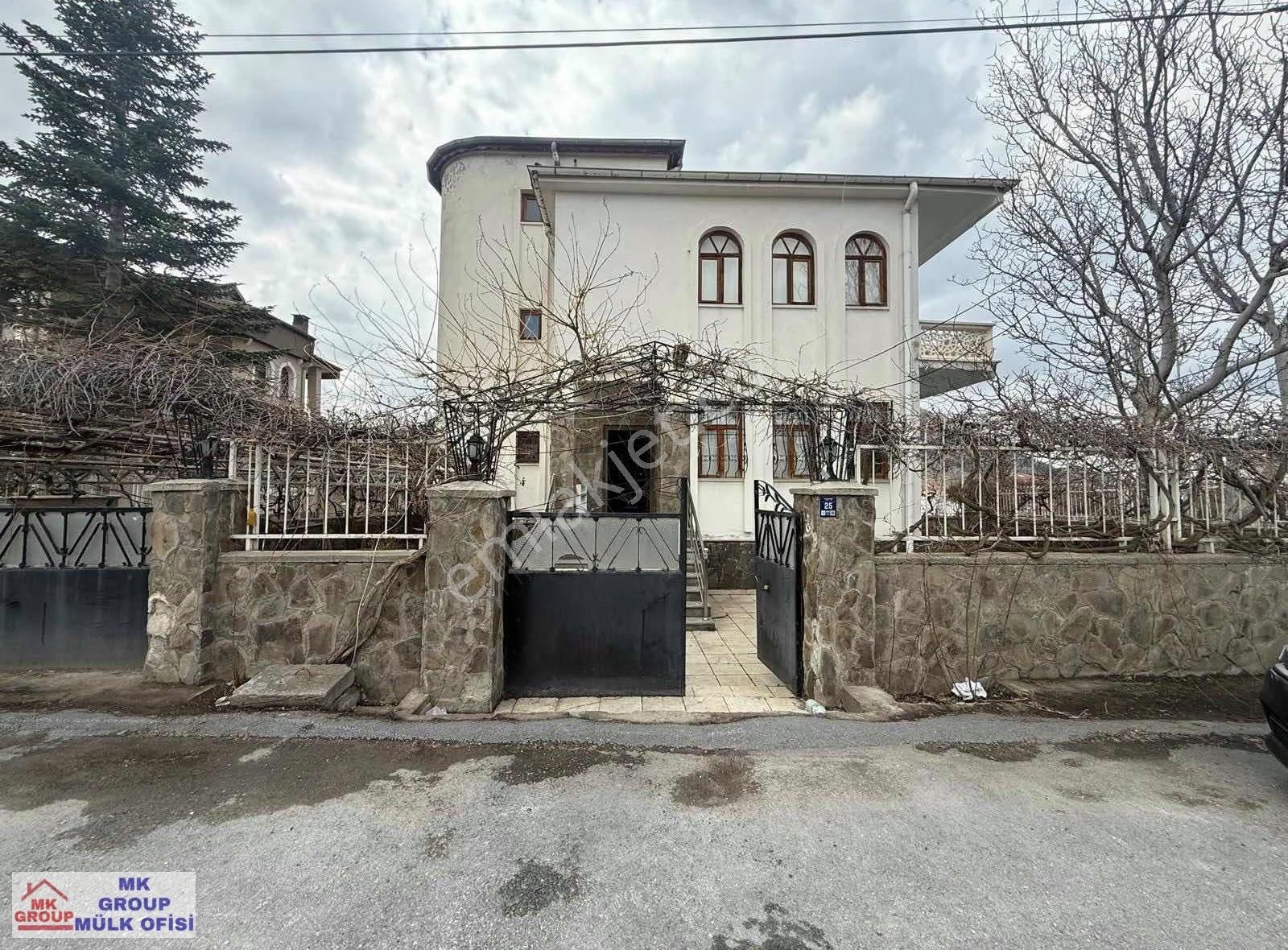 Gülistanevler'de Harika Konumda Devasa Bahçeli Satılık Müstakil