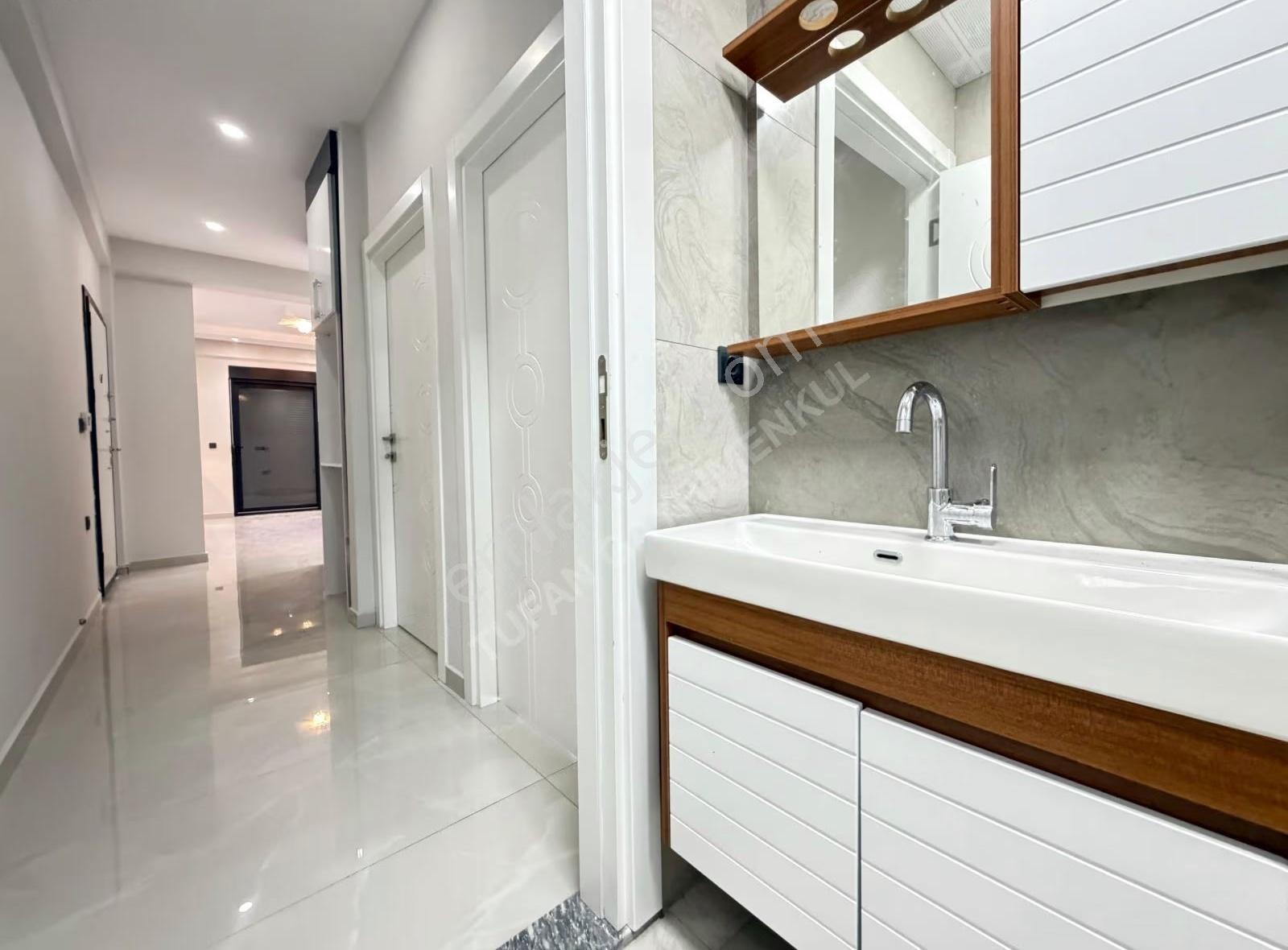 Ilıca Merkez'de Havuzlu Sitede Otel Konseptli 2+1 Asansörlü - Görsel 2
