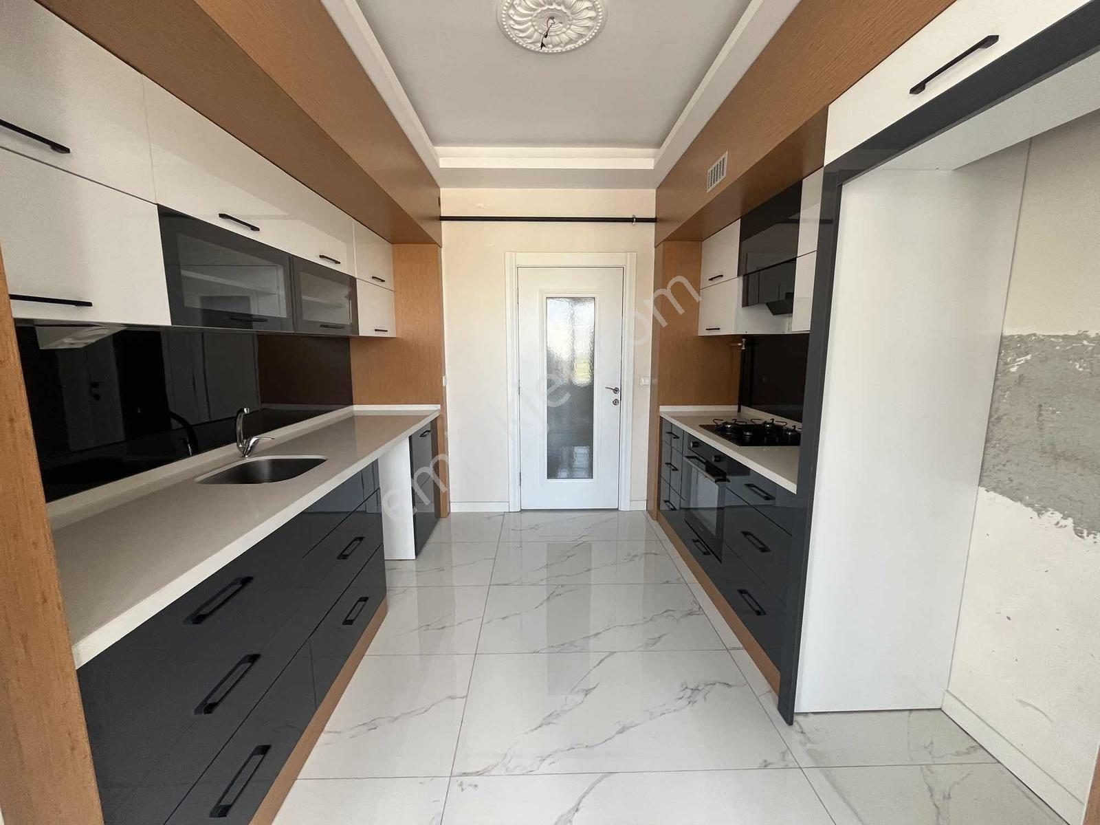 Yks'den Erenler Mah. Cadde Üzeri 3+1 Satılık Daire