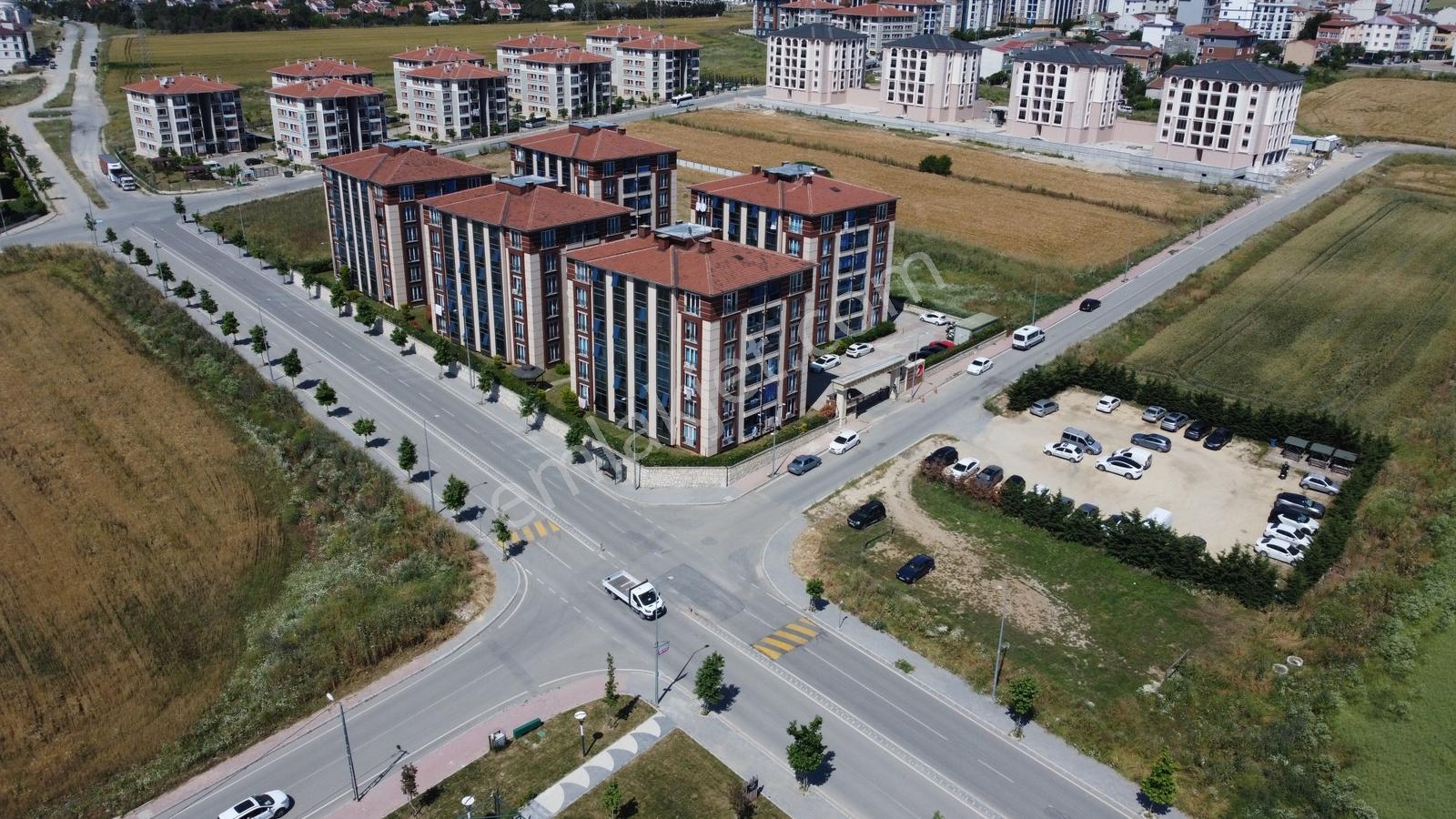 Silivri Belinay Konaklarında Havuz Cepheli Satılık Eşyalı 2+1 - Görsel 2