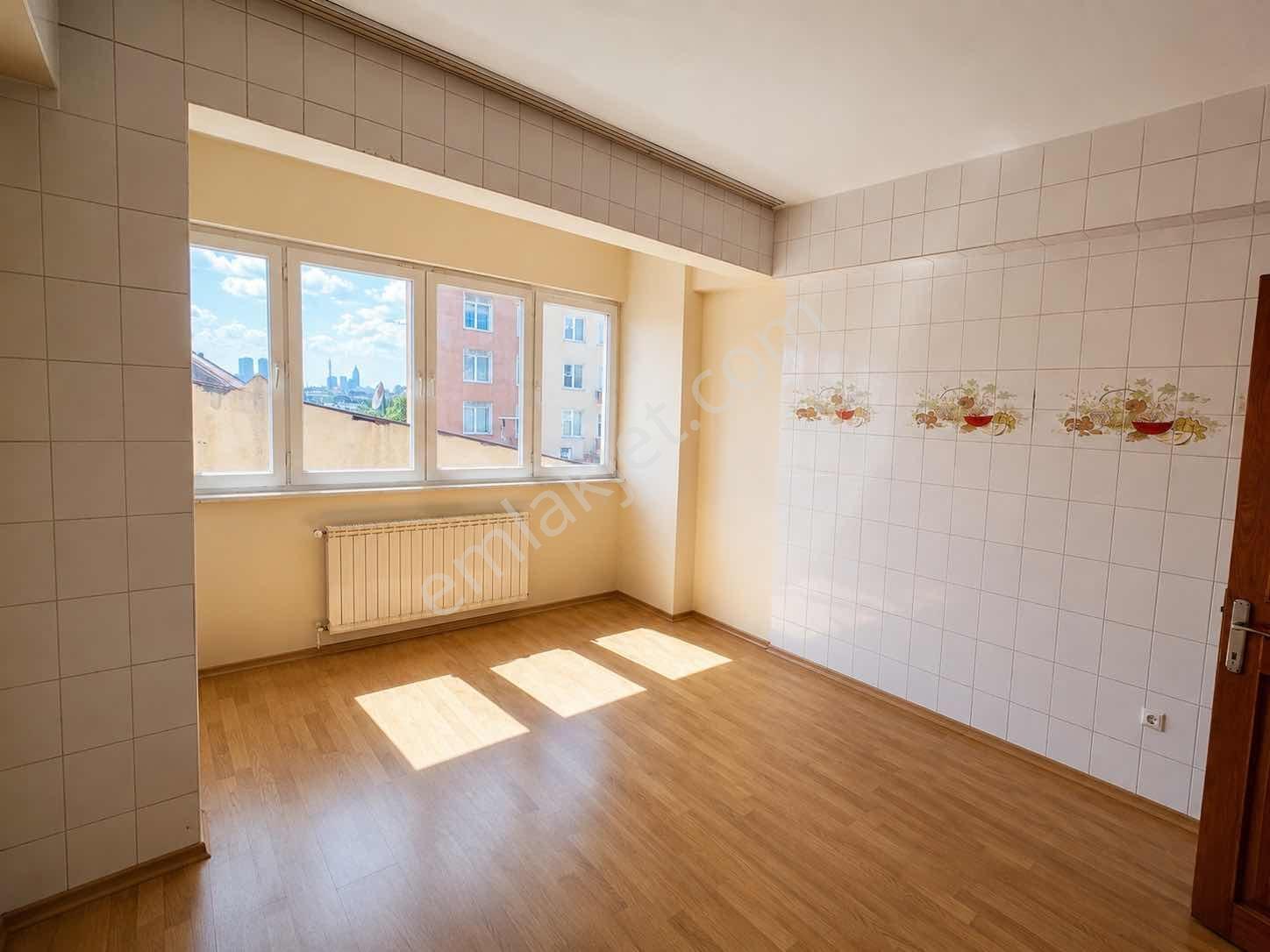 Esenkentte Geniş Yaşam Alanlı, Kapalı Mutfaklı Kiralık 2+1 - Görsel 15