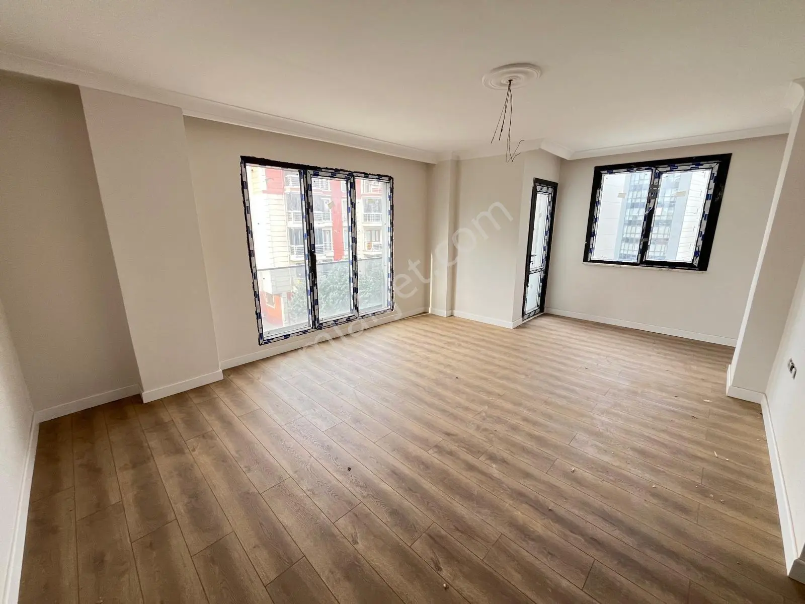 Güneyden Metroya 4 Dakika Yürüme 2+1.85m2 Satılk Daire