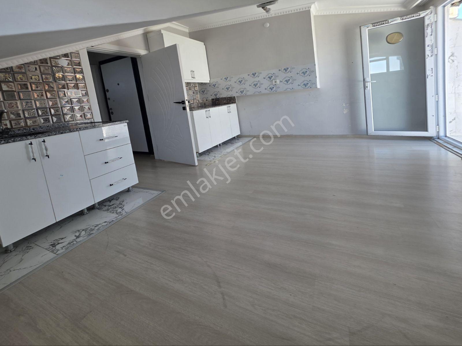 Meydan Dibinde Kiralık Asansörlü 1+1 Çatı Katı Daire - Görsel 7