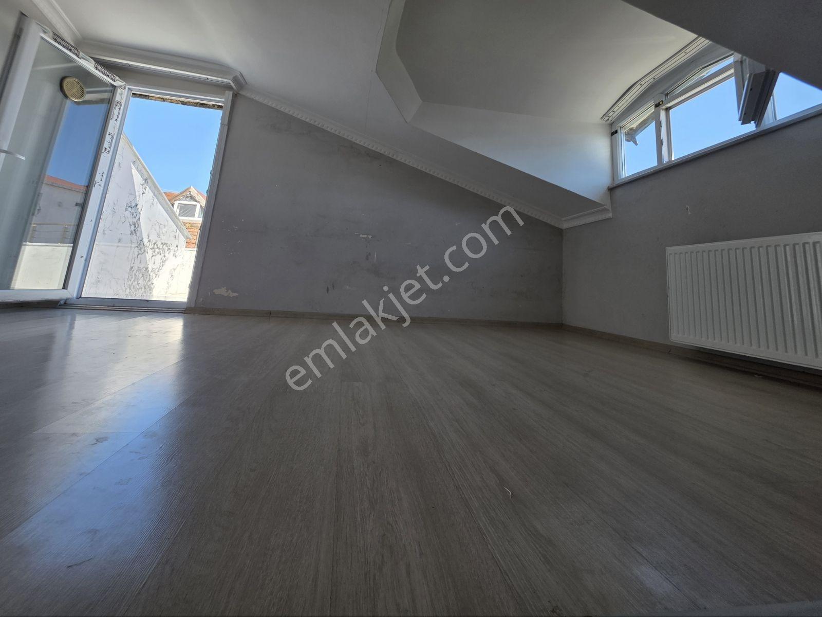 Meydan Dibinde Kiralık Asansörlü 1+1 Çatı Katı Daire - Görsel 9