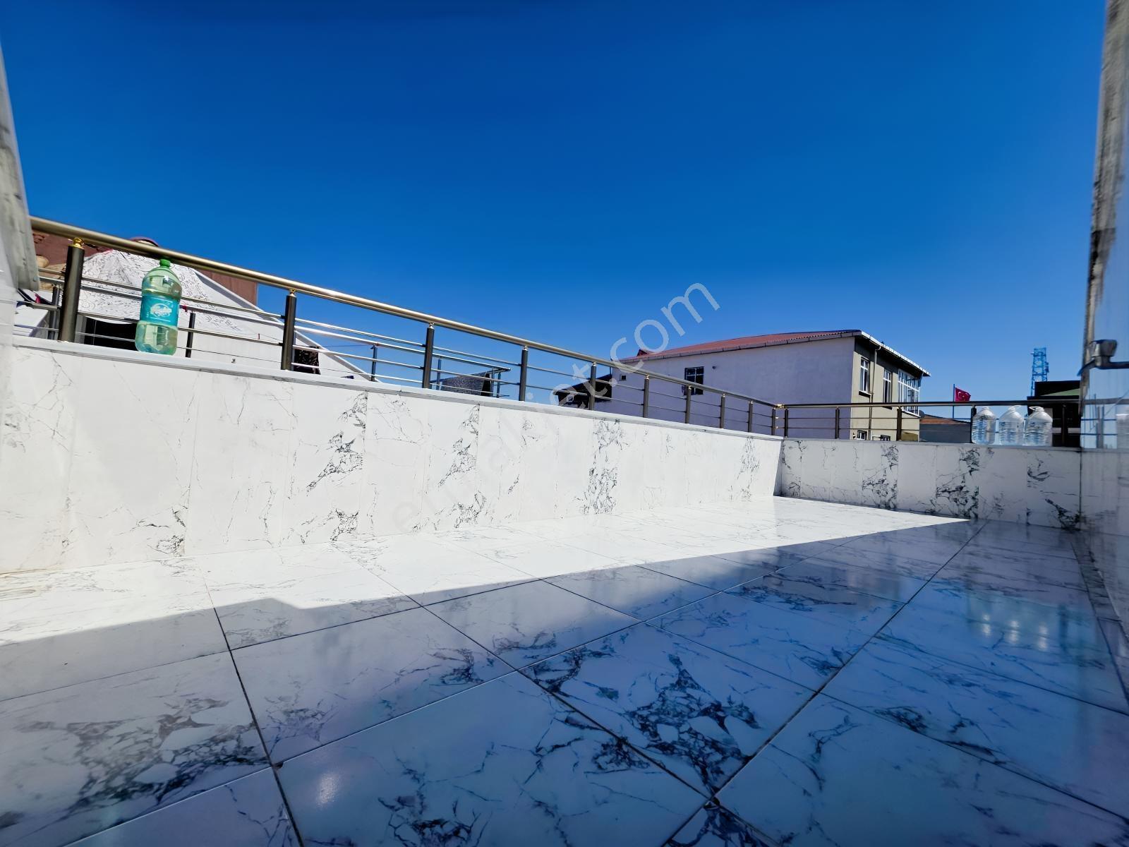Meydan Dibinde Kiralık Asansörlü 1+1 Çatı Katı Daire - Görsel 6