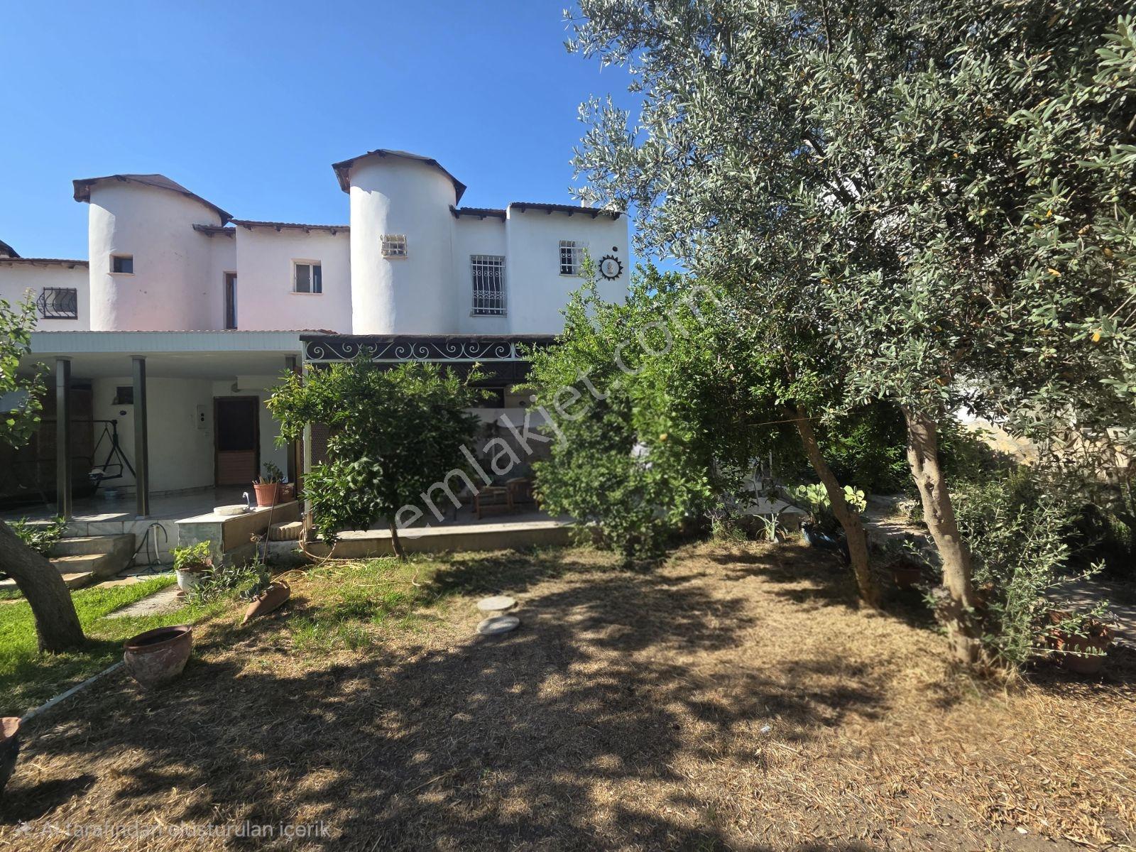 Yenifoça Marina Yakını Bahçeli Eşyalı Kiralık 2+1 Dubleks Villa