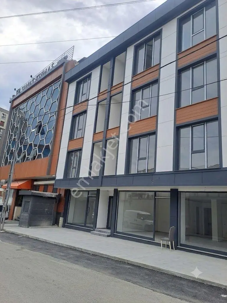 Halkalı Merkez'de Kiralık Depolu 98 M² Cadde Üzeri Vitrin Dükkan