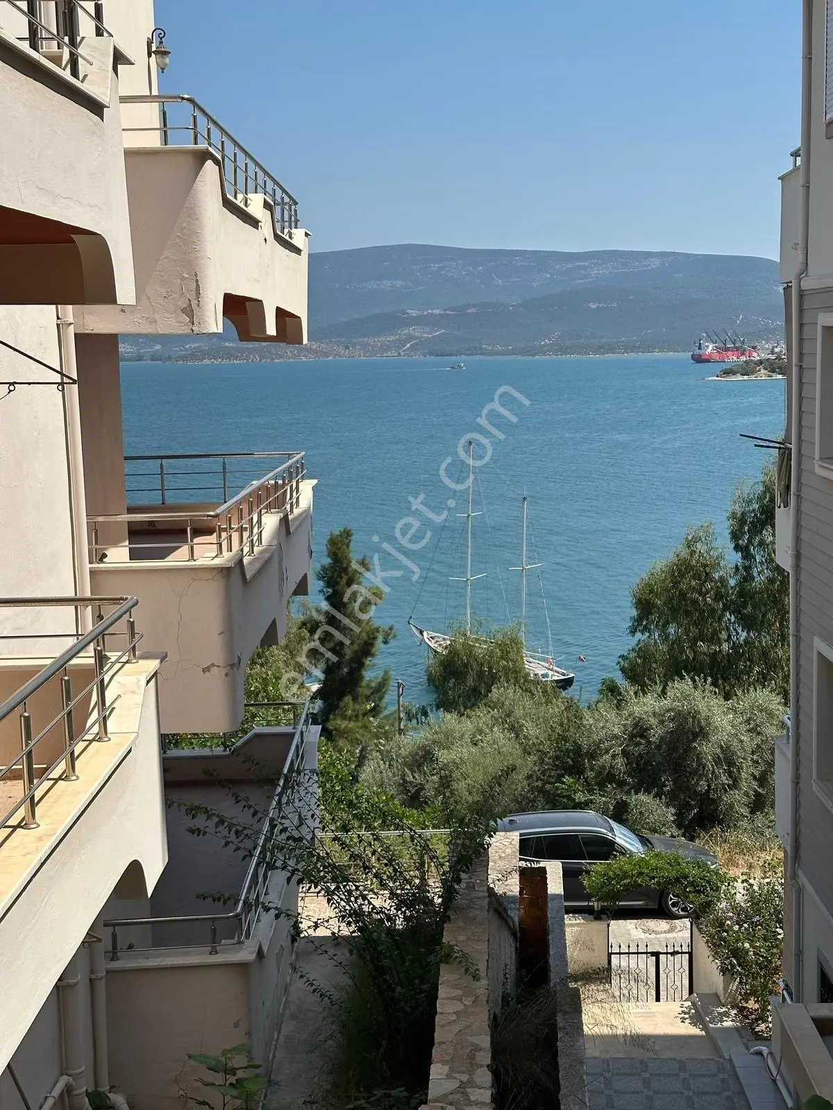 Geniş Bahçe Kullanımlı Deniz Manzaralı 3+1 Kiralık Daire