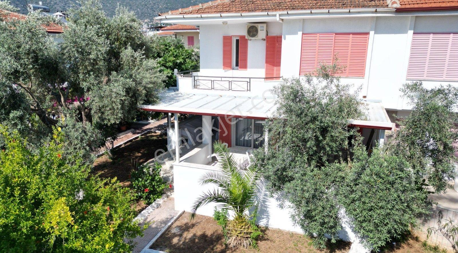 Denize 300 Mt. Mesafeli Havuzlu Site İçi ,bahçeli 3+1 Villa - Görsel 8