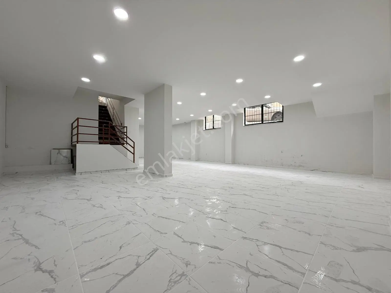 Bağlarçeşme Mahallesi Cadde Üzeri 130m2 Depolu Kiralık Dükkan ! - Görsel 2