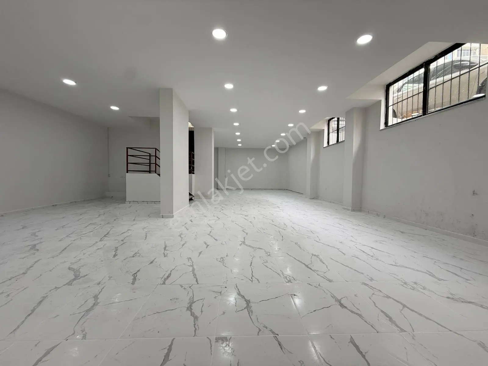 Bağlarçeşme Mahallesi Cadde Üzeri 130m2 Depolu Kiralık Dükkan ! - Görsel 12