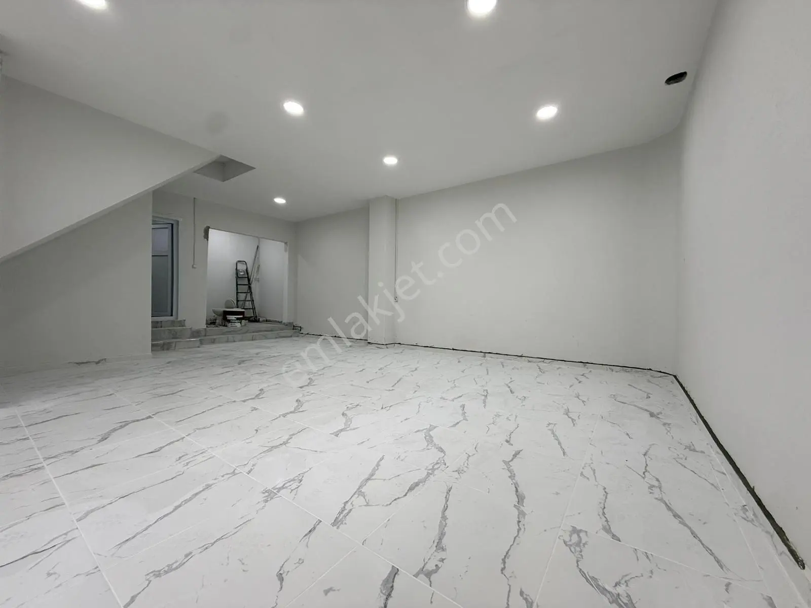 Bağlarçeşme Mahallesi Cadde Üzeri 130m2 Depolu Kiralık Dükkan ! - Görsel 15
