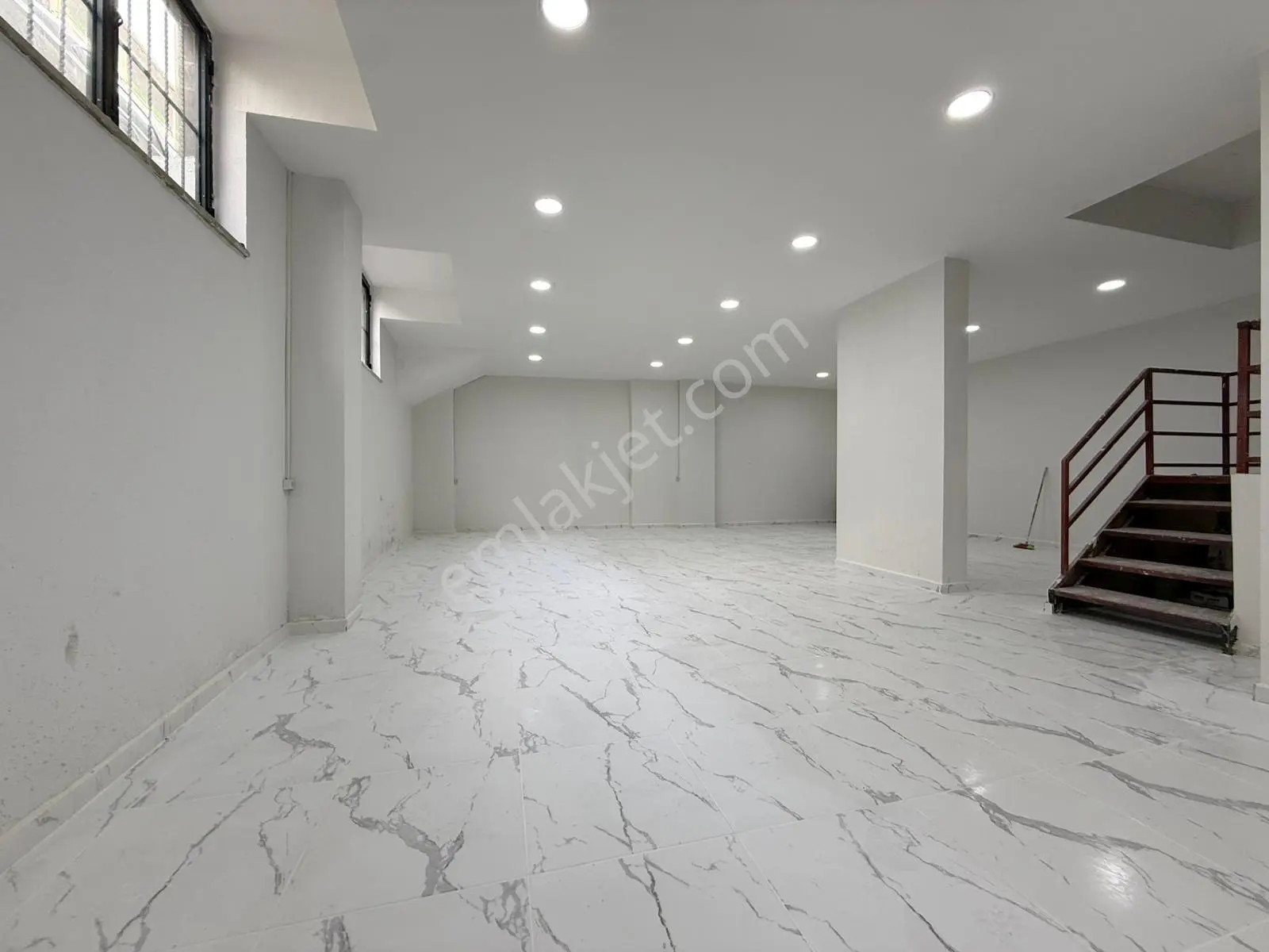 Bağlarçeşme Mahallesi Cadde Üzeri 130m2 Depolu Kiralık Dükkan ! - Görsel 14