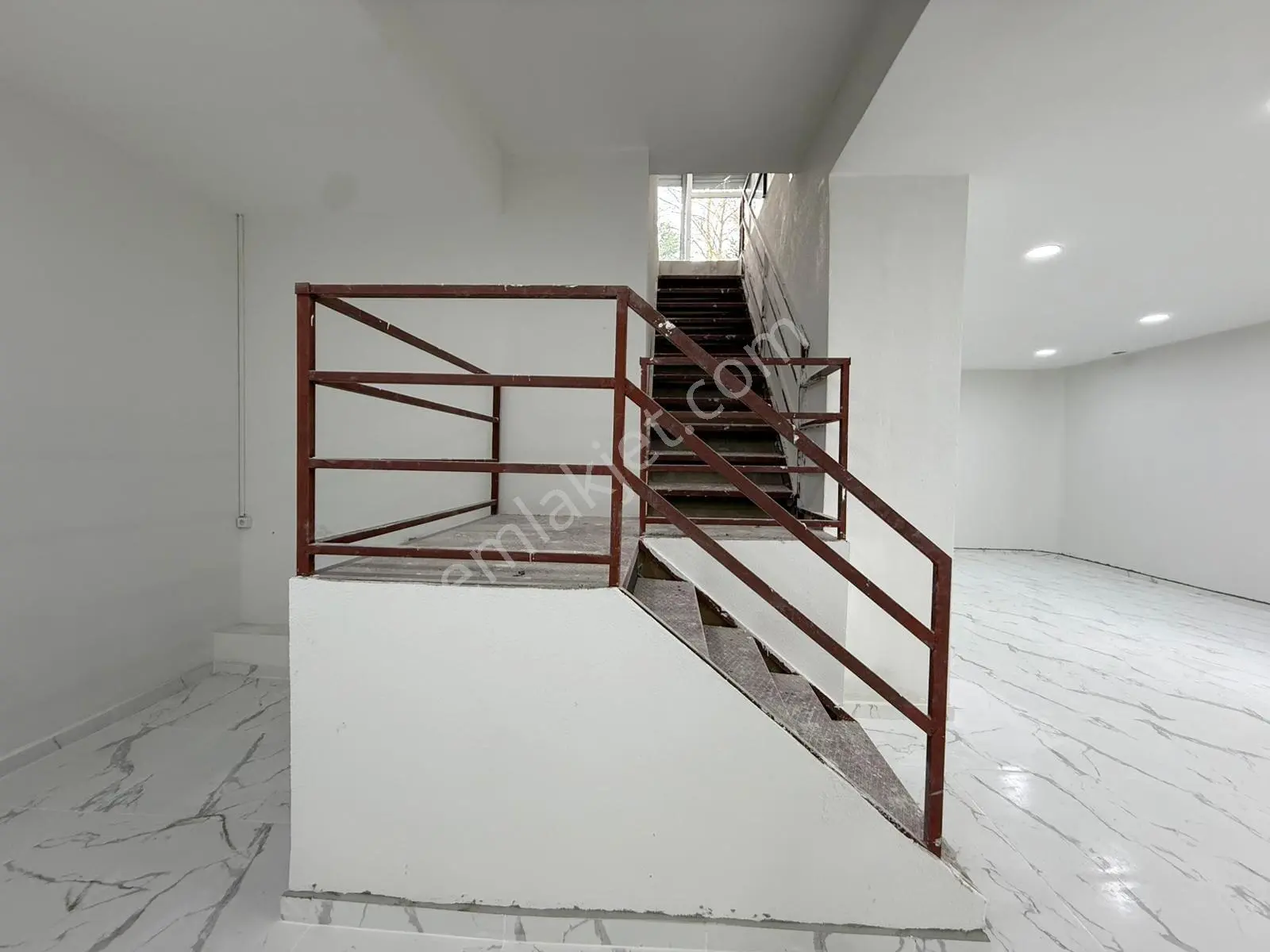 Bağlarçeşme Mahallesi Cadde Üzeri 130m2 Depolu Kiralık Dükkan ! - Görsel 11