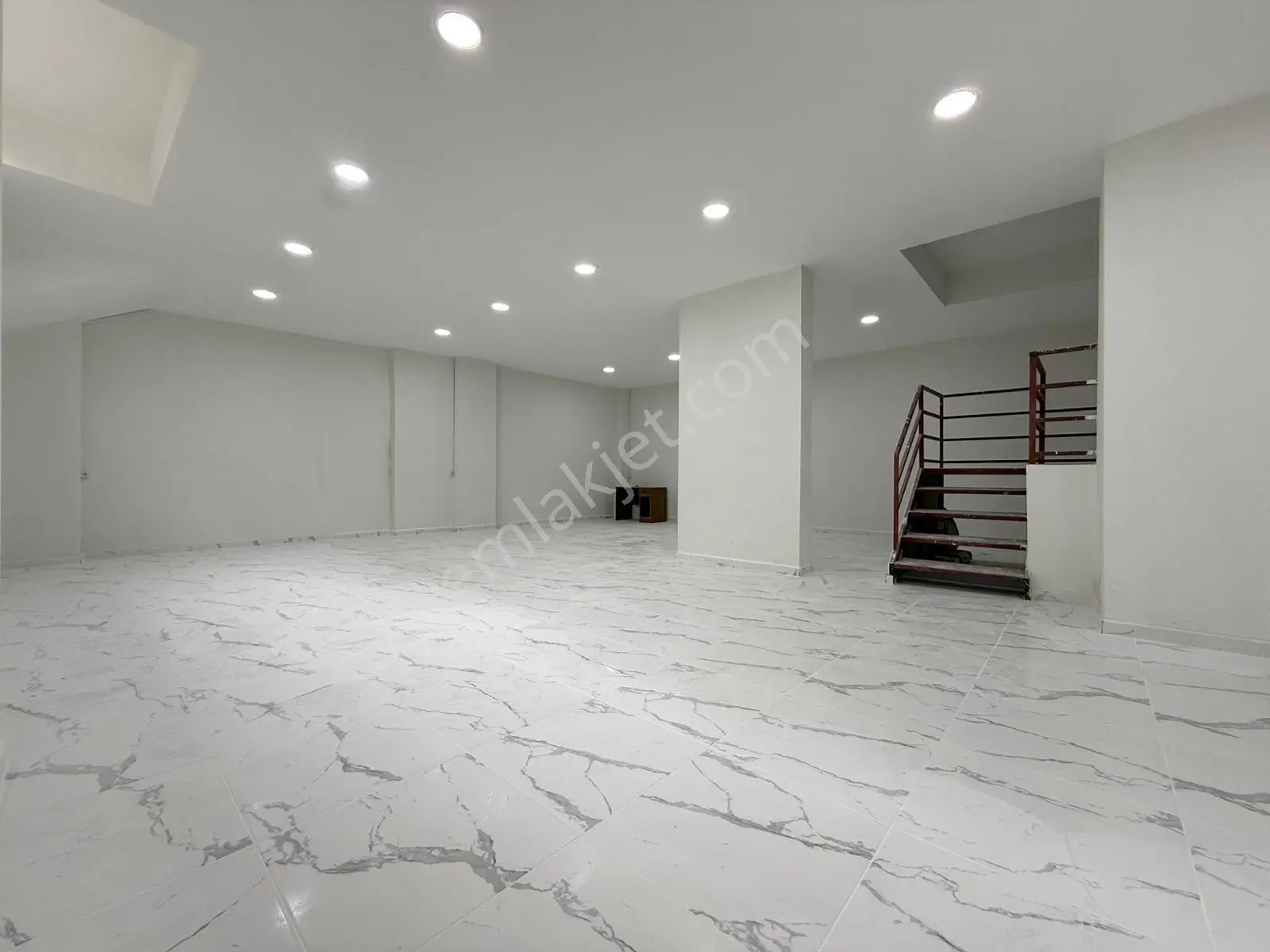 Bağlarçeşme Mahallesi Cadde Üzeri 130m2 Depolu Kiralık Dükkan ! - Görsel 9