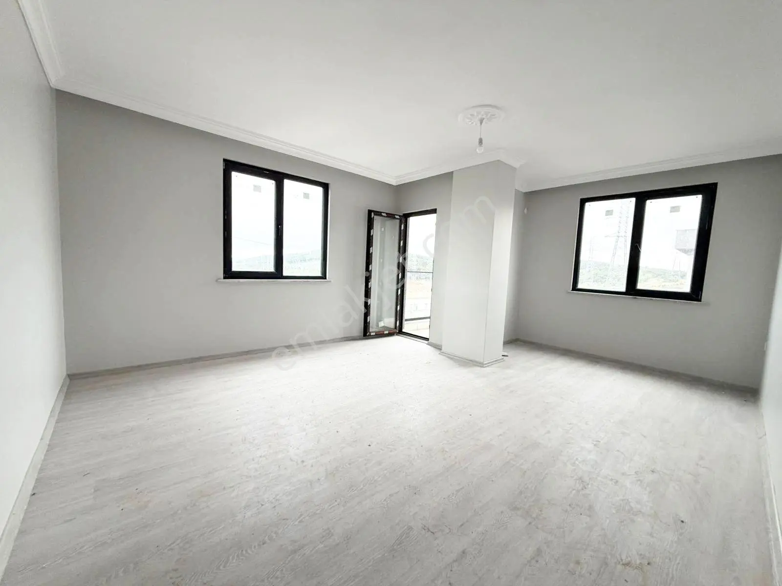 Mertcan'dan Ebeveyn Banyolu Ara Kat Balkonlu Sıfır 2+1 Daire