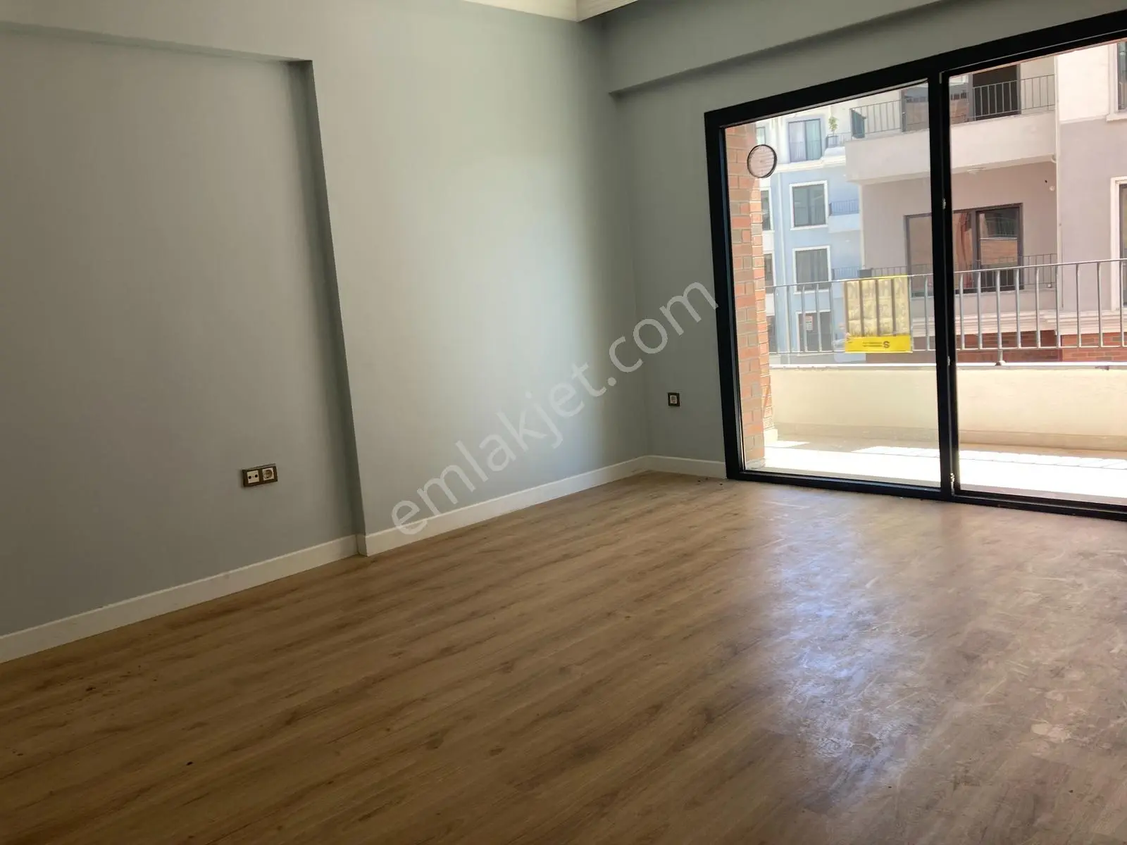 Ümraniye Hekimbaşında Site İçinde Balkonlu Kiralık 2+1 - Görsel 3