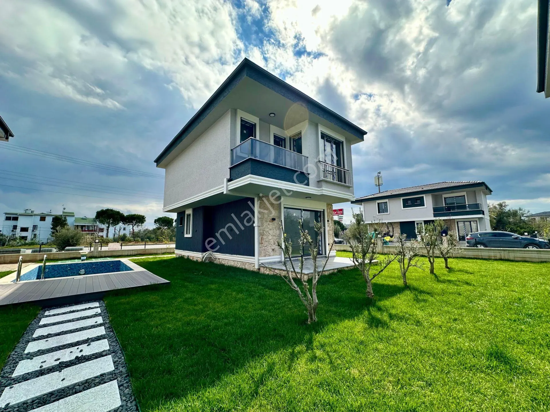 ꧁ay Emlaktan꧂küçükkuyu'da Denize Sadece 50 Metre Yüzme Havuzlu Satılık 3+1 Bağımsız Müstakil Villa