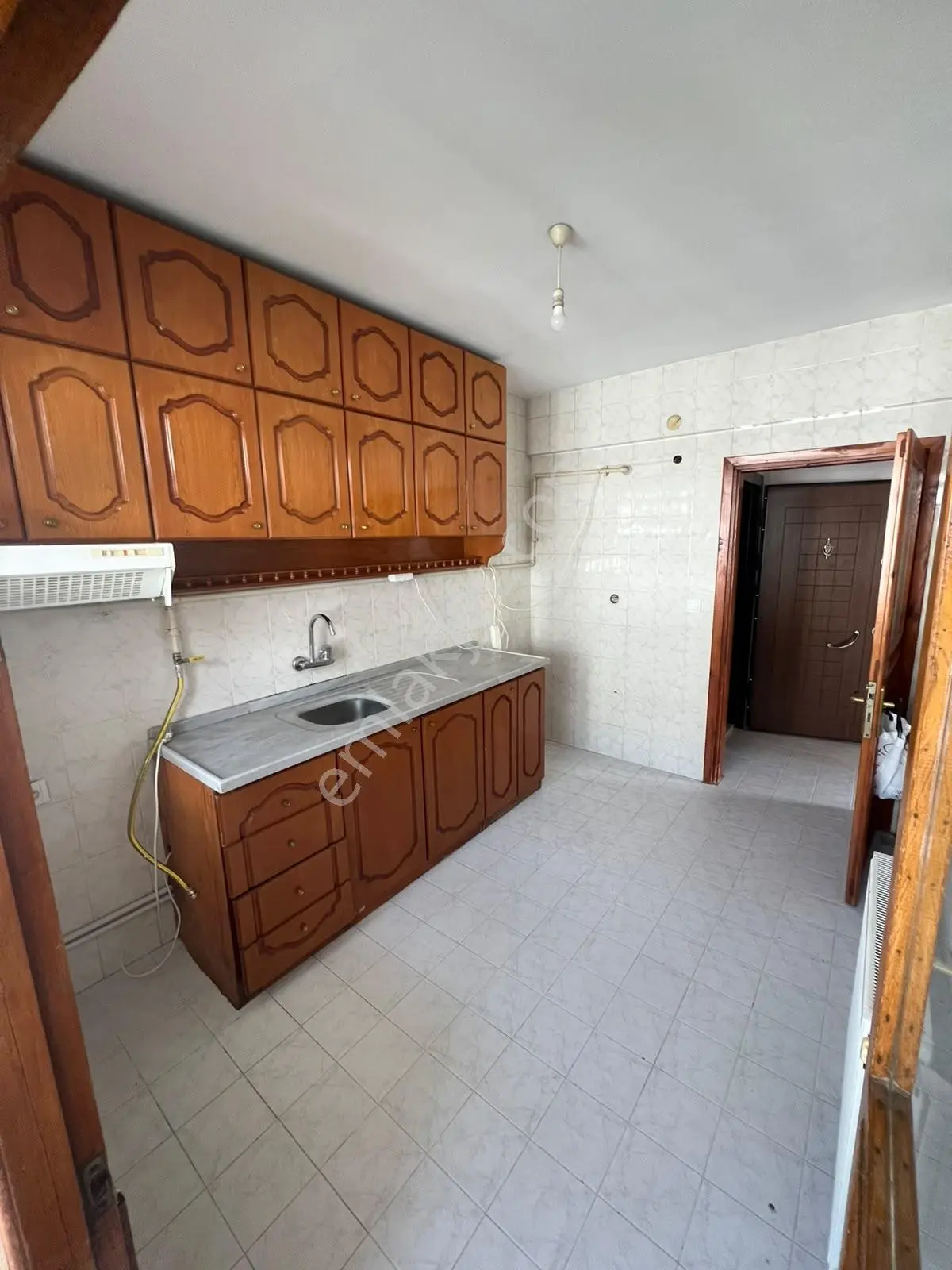 Küçükbakkalköy Merkezde Geniş 3+1 Kiralık Daire - Görsel 2