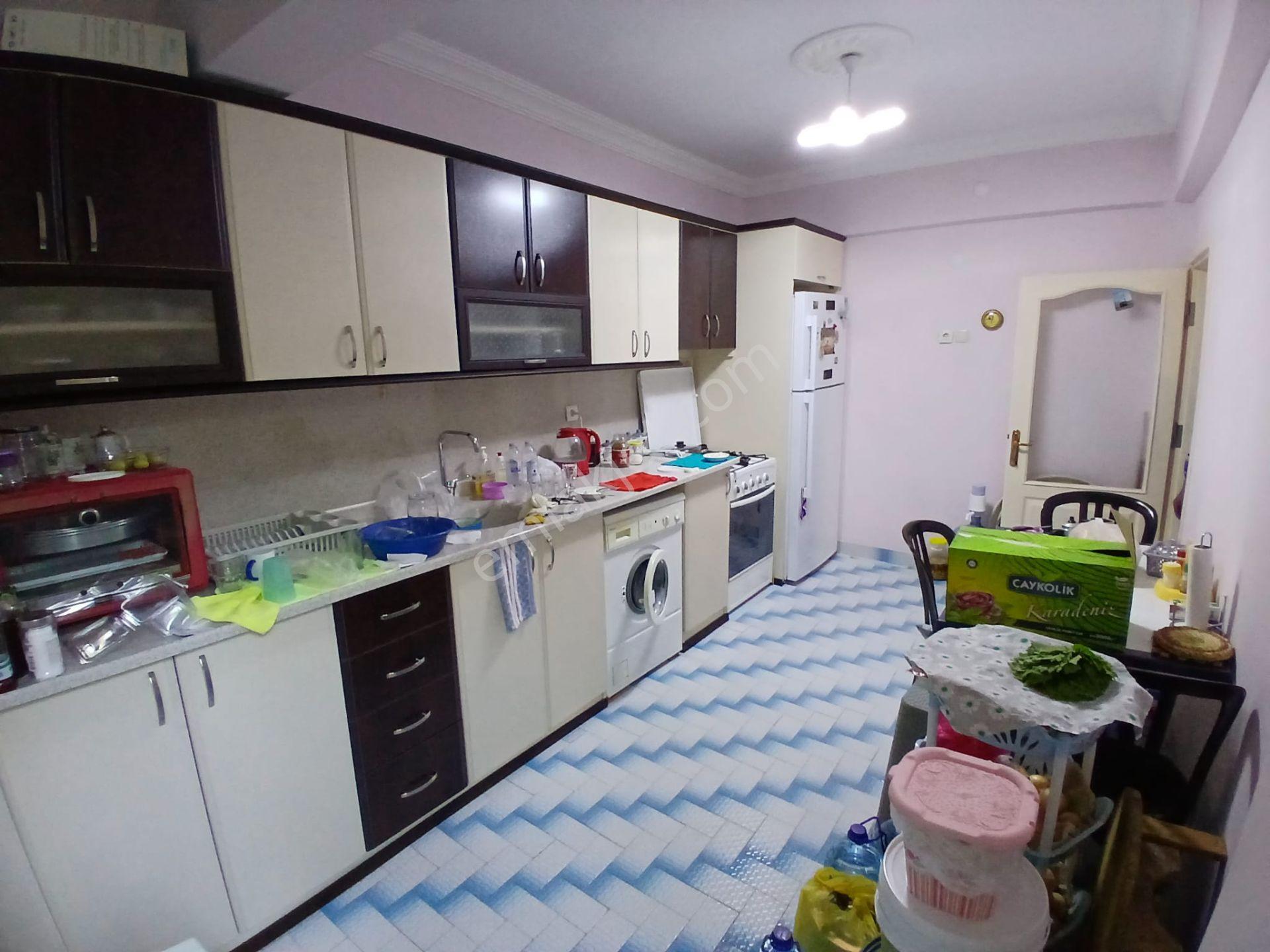 Akçay Emlak'tan Akşehir Çarşı Merkez Adliye Civarında Bakımlı İkinci Kat Satılık 3+1 Daire