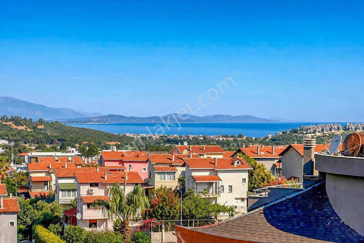 Güzelbahçe' De Ortak Havuzlu Site İçinde Büyük Müstakil Villa